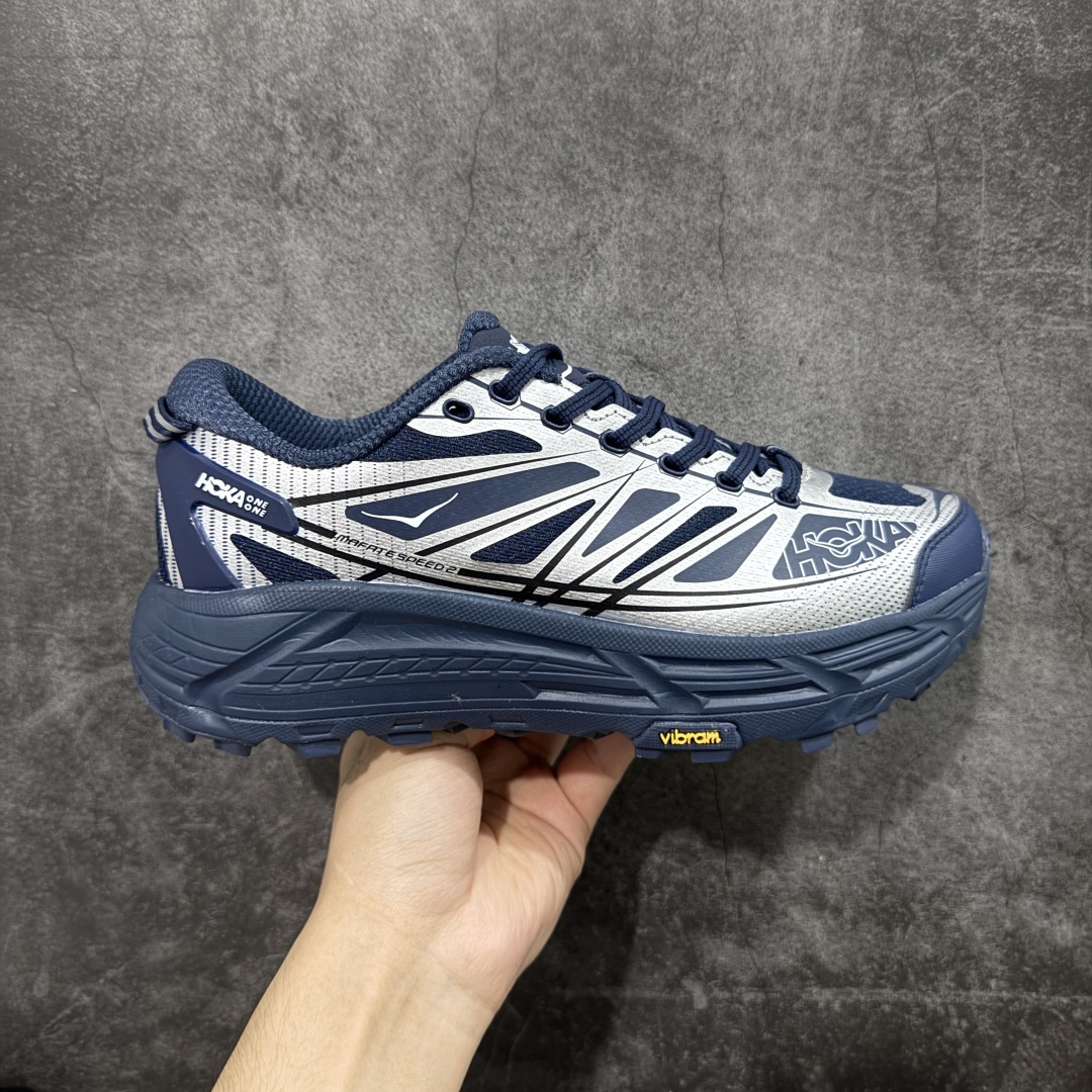 【公司级】HOKA ONE ONE Mafate Speed 2 Low 玛法特2代系列低帮轻量户外越野休闲运动慢跑鞋 HOKA ONE ONE 最近推出了一个胶囊系列 Origin Story 这个系列里的 Mafate Speed 2 可以说让我日思夜想有一阵子了 最近终于拔草 让我来分享一下这双也是上脚赞到爆的越野跑鞋吧 以阿尔卑斯山脉作为主题将亮黄色与蓝色调覆盖在这经典轮廓之上 配色的呈现效果相当亮眼 以至于很多人买这个配色是用来日常搭配的 鞋面采用超轻的无缝架构 轻薄的TPU贴在透气的鞋面材料上 减轻重量同时也保证了支撑性 鞋底则采用滚动平衡技术 引导跑者回归自然步态 祖传的神奇EVA材质中底依旧是一如既往地表现优秀 能提供充足的缓震 作为HOKA家的越野跑鞋 VIBRAM 橡胶大底也是必不可少的 即便在复杂湿滑的地形 依旧能有良好的抓地力及稳定性 鞋带采用了弹性不易松脱的扁宽弹性鞋带 前掌与中掌部分也进行了加宽 也更加适合亚洲人的脚型 是一款十分全面且足够强悍的户外硬核越野鞋 而这双极其亮眼的越野跑鞋恰好又是在江山一百中参赛的UTMB冠军 Ludovic POMMERET 夺冠时穿着的战靴 这就让它变得更加有吸引力了 用来日常搭配的话短裤是基本不挑 长裤我个人推荐阔腿裤 工装裤以及各种长筒牛仔裤都可以 尺码:36 36.5 37.5 38 38.5 39 40 40.5 41 42 42.5 43 44 44.5 45-选品中心