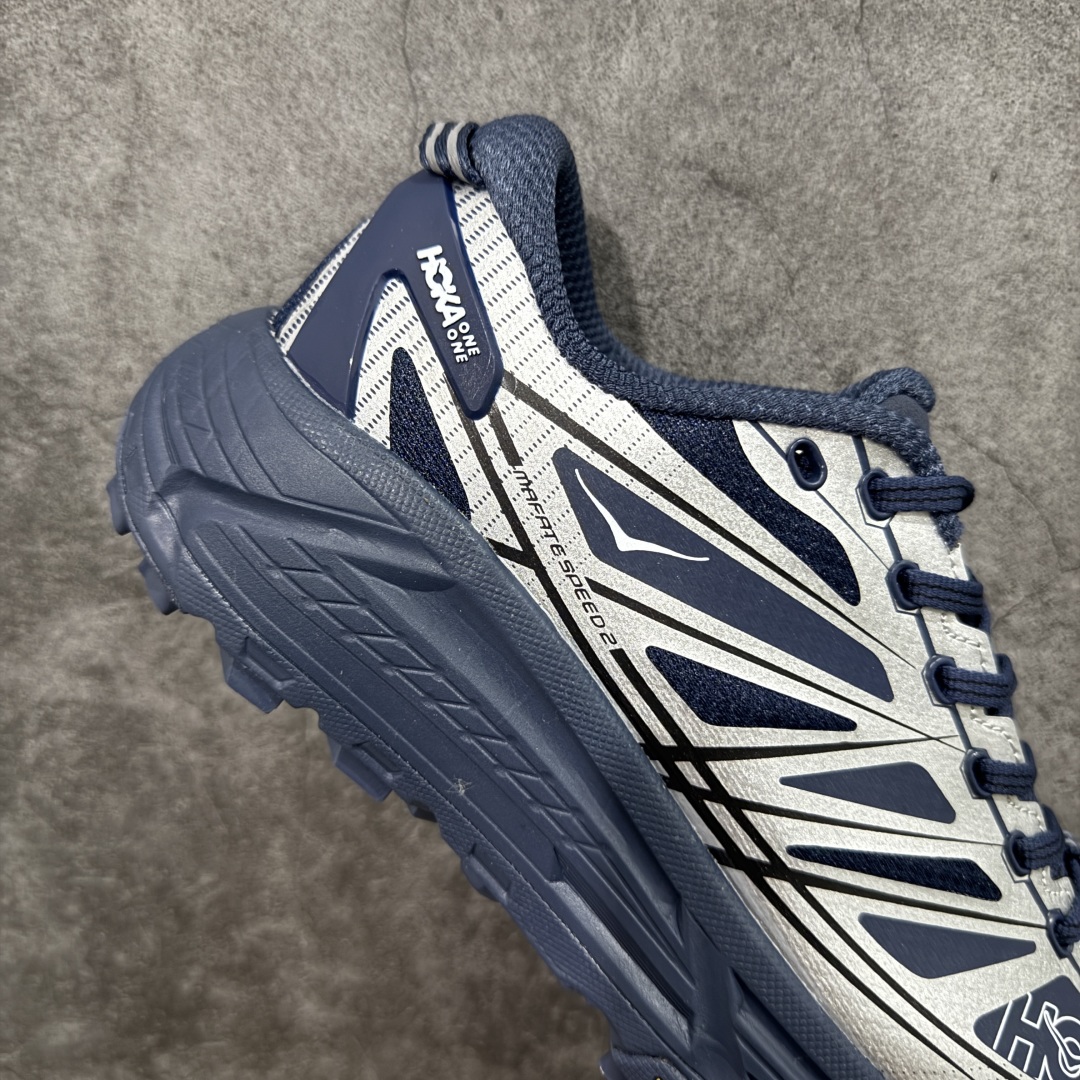 图片[7]-【公司级】HOKA ONE ONE Mafate Speed 2 Low 玛法特2代系列低帮轻量户外越野休闲运动慢跑鞋 HOKA ONE ONE 最近推出了一个胶囊系列 Origin Story 这个系列里的 Mafate Speed 2 可以说让我日思夜想有一阵子了 最近终于拔草 让我来分享一下这双也是上脚赞到爆的越野跑鞋吧 以阿尔卑斯山脉作为主题将亮黄色与蓝色调覆盖在这经典轮廓之上 配色的呈现效果相当亮眼 以至于很多人买这个配色是用来日常搭配的 鞋面采用超轻的无缝架构 轻薄的TPU贴在透气的鞋面材料上 减轻重量同时也保证了支撑性 鞋底则采用滚动平衡技术 引导跑者回归自然步态 祖传的神奇EVA材质中底依旧是一如既往地表现优秀 能提供充足的缓震 作为HOKA家的越野跑鞋 VIBRAM 橡胶大底也是必不可少的 即便在复杂湿滑的地形 依旧能有良好的抓地力及稳定性 鞋带采用了弹性不易松脱的扁宽弹性鞋带 前掌与中掌部分也进行了加宽 也更加适合亚洲人的脚型 是一款十分全面且足够强悍的户外硬核越野鞋 而这双极其亮眼的越野跑鞋恰好又是在江山一百中参赛的UTMB冠军 Ludovic POMMERET 夺冠时穿着的战靴 这就让它变得更加有吸引力了 用来日常搭配的话短裤是基本不挑 长裤我个人推荐阔腿裤 工装裤以及各种长筒牛仔裤都可以 尺码：36 36.5 37.5 38 38.5 39 40 40.5 41 42 42.5 43 44 44.5 45-选品中心