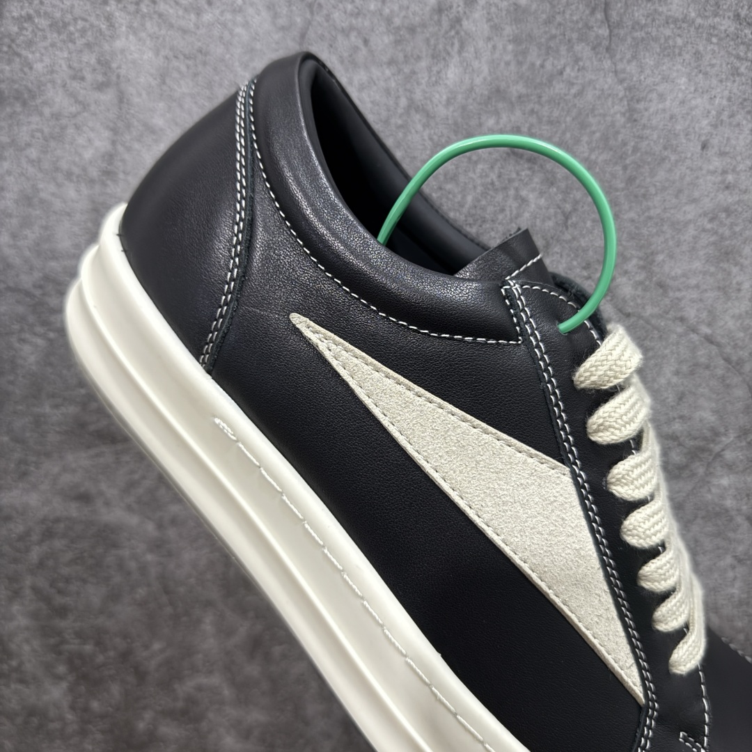图片[7]-【莞顶渠道】RO欧文斯Rickowens 主线 经典西瓜头款式“RO低帮黑白进口原料牛皮 莞产超级顶货 新配色陆续上架 产品只会越做越漂亮💯 鞋头采用原版一致工艺 又翘又歪的效果目前这个技术市面上的任何版本都达不到这个效果 私模开发 细节一步到位不敢说百分百💯保证有百分之98还原 慢工出细活 好的产品不怕晚 这次的开发针对艺术家 收藏家 高品质 的人群 水染粒面小牛皮材质，和针车间距都是极致还原！ 顶级头层的小牛皮，质感无敌，奢侈品的触感！ 定制品牌logo的拉链！超大一比一规格礼盒装，重达3斤以上，外加定制欧文斯保护盒！ 配有日文、英文，双语种配件卡片！细节诠释，一件不落。 鞋盒翻盖 三标，正面+底部都一一做到！虽然增加不了实质的成本，但是打磨产品的细节，再微小也会还原！ 尺码：35 36 37 38 39 40 41 42 43 44 45 46-选品中心