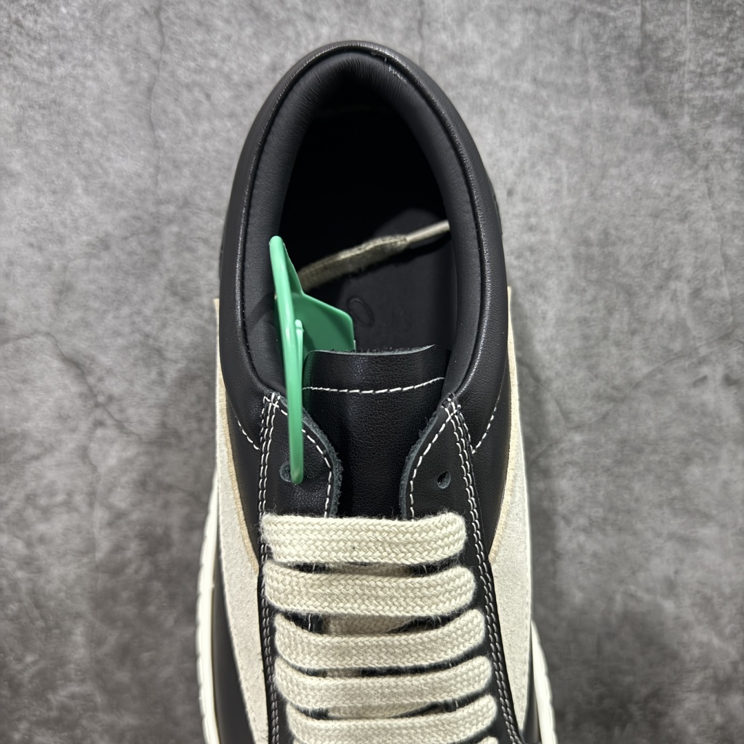 图片[8]-【莞顶渠道】RO欧文斯Rickowens 主线 经典西瓜头款式“RO低帮黑白进口原料牛皮 莞产超级顶货 新配色陆续上架 产品只会越做越漂亮💯 鞋头采用原版一致工艺 又翘又歪的效果目前这个技术市面上的任何版本都达不到这个效果 私模开发 细节一步到位不敢说百分百💯保证有百分之98还原 慢工出细活 好的产品不怕晚 这次的开发针对艺术家 收藏家 高品质 的人群 水染粒面小牛皮材质，和针车间距都是极致还原！ 顶级头层的小牛皮，质感无敌，奢侈品的触感！ 定制品牌logo的拉链！超大一比一规格礼盒装，重达3斤以上，外加定制欧文斯保护盒！ 配有日文、英文，双语种配件卡片！细节诠释，一件不落。 鞋盒翻盖 三标，正面+底部都一一做到！虽然增加不了实质的成本，但是打磨产品的细节，再微小也会还原！ 尺码：35 36 37 38 39 40 41 42 43 44 45 46-选品中心