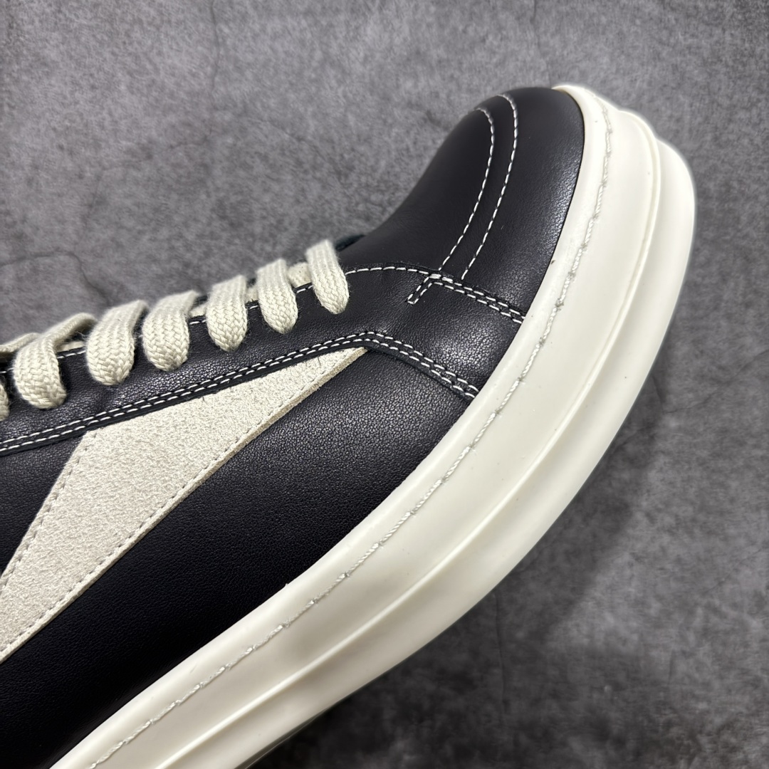 图片[6]-【莞顶渠道】RO欧文斯Rickowens 主线 经典西瓜头款式“RO低帮黑白进口原料牛皮 莞产超级顶货 新配色陆续上架 产品只会越做越漂亮💯 鞋头采用原版一致工艺 又翘又歪的效果目前这个技术市面上的任何版本都达不到这个效果 私模开发 细节一步到位不敢说百分百💯保证有百分之98还原 慢工出细活 好的产品不怕晚 这次的开发针对艺术家 收藏家 高品质 的人群 水染粒面小牛皮材质，和针车间距都是极致还原！ 顶级头层的小牛皮，质感无敌，奢侈品的触感！ 定制品牌logo的拉链！超大一比一规格礼盒装，重达3斤以上，外加定制欧文斯保护盒！ 配有日文、英文，双语种配件卡片！细节诠释，一件不落。 鞋盒翻盖 三标，正面+底部都一一做到！虽然增加不了实质的成本，但是打磨产品的细节，再微小也会还原！ 尺码：35 36 37 38 39 40 41 42 43 44 45 46-选品中心