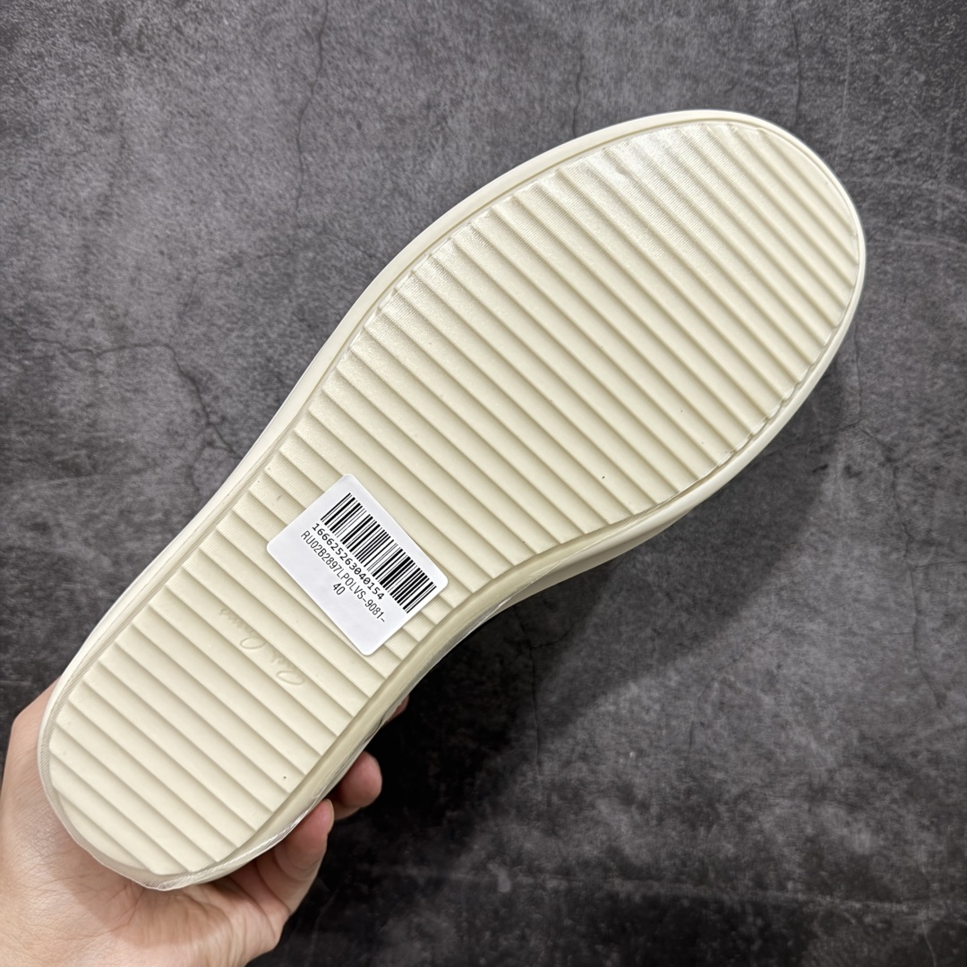 图片[9]-【莞顶渠道】RO欧文斯Rickowens 主线 经典西瓜头款式“RO低帮黑白进口原料牛皮 莞产超级顶货 新配色陆续上架 产品只会越做越漂亮💯 鞋头采用原版一致工艺 又翘又歪的效果目前这个技术市面上的任何版本都达不到这个效果 私模开发 细节一步到位不敢说百分百💯保证有百分之98还原 慢工出细活 好的产品不怕晚 这次的开发针对艺术家 收藏家 高品质 的人群 水染粒面小牛皮材质，和针车间距都是极致还原！ 顶级头层的小牛皮，质感无敌，奢侈品的触感！ 定制品牌logo的拉链！超大一比一规格礼盒装，重达3斤以上，外加定制欧文斯保护盒！ 配有日文、英文，双语种配件卡片！细节诠释，一件不落。 鞋盒翻盖 三标，正面+底部都一一做到！虽然增加不了实质的成本，但是打磨产品的细节，再微小也会还原！ 尺码：35 36 37 38 39 40 41 42 43 44 45 46-选品中心