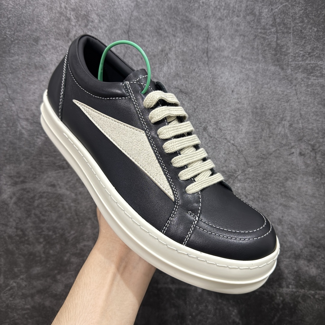 图片[3]-【莞顶渠道】RO欧文斯Rickowens 主线 经典西瓜头款式“RO低帮黑白进口原料牛皮 莞产超级顶货 新配色陆续上架 产品只会越做越漂亮💯 鞋头采用原版一致工艺 又翘又歪的效果目前这个技术市面上的任何版本都达不到这个效果 私模开发 细节一步到位不敢说百分百💯保证有百分之98还原 慢工出细活 好的产品不怕晚 这次的开发针对艺术家 收藏家 高品质 的人群 水染粒面小牛皮材质，和针车间距都是极致还原！ 顶级头层的小牛皮，质感无敌，奢侈品的触感！ 定制品牌logo的拉链！超大一比一规格礼盒装，重达3斤以上，外加定制欧文斯保护盒！ 配有日文、英文，双语种配件卡片！细节诠释，一件不落。 鞋盒翻盖 三标，正面+底部都一一做到！虽然增加不了实质的成本，但是打磨产品的细节，再微小也会还原！ 尺码：35 36 37 38 39 40 41 42 43 44 45 46-选品中心