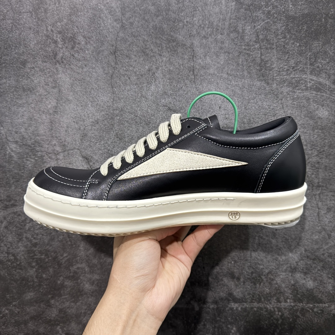 图片[2]-【莞顶渠道】RO欧文斯Rickowens 主线 经典西瓜头款式“RO低帮黑白进口原料牛皮 莞产超级顶货 新配色陆续上架 产品只会越做越漂亮💯 鞋头采用原版一致工艺 又翘又歪的效果目前这个技术市面上的任何版本都达不到这个效果 私模开发 细节一步到位不敢说百分百💯保证有百分之98还原 慢工出细活 好的产品不怕晚 这次的开发针对艺术家 收藏家 高品质 的人群 水染粒面小牛皮材质，和针车间距都是极致还原！ 顶级头层的小牛皮，质感无敌，奢侈品的触感！ 定制品牌logo的拉链！超大一比一规格礼盒装，重达3斤以上，外加定制欧文斯保护盒！ 配有日文、英文，双语种配件卡片！细节诠释，一件不落。 鞋盒翻盖 三标，正面+底部都一一做到！虽然增加不了实质的成本，但是打磨产品的细节，再微小也会还原！ 尺码：35 36 37 38 39 40 41 42 43 44 45 46-选品中心