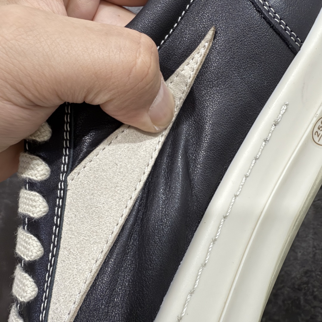 图片[6]-【莞顶渠道】RO欧文斯Rickowens 主线 经典西瓜头款式“RO低帮黑白进口原料牛皮 莞产超级顶货 新配色陆续上架 产品只会越做越漂亮💯 鞋头采用原版一致工艺 又翘又歪的效果目前这个技术市面上的任何版本都达不到这个效果 私模开发 细节一步到位不敢说百分百💯保证有百分之98还原 慢工出细活 好的产品不怕晚 这次的开发针对艺术家 收藏家 高品质 的人群 水染粒面小牛皮材质，和针车间距都是极致还原！ 顶级头层的小牛皮，质感无敌，奢侈品的触感！ 定制品牌logo的拉链！超大一比一规格礼盒装，重达3斤以上，外加定制欧文斯保护盒！ 配有日文、英文，双语种配件卡片！细节诠释，一件不落。 鞋盒翻盖 三标，正面+底部都一一做到！虽然增加不了实质的成本，但是打磨产品的细节，再微小也会还原！ 尺码：35 36 37 38 39 40 41 42 43 44 45 46-选品中心