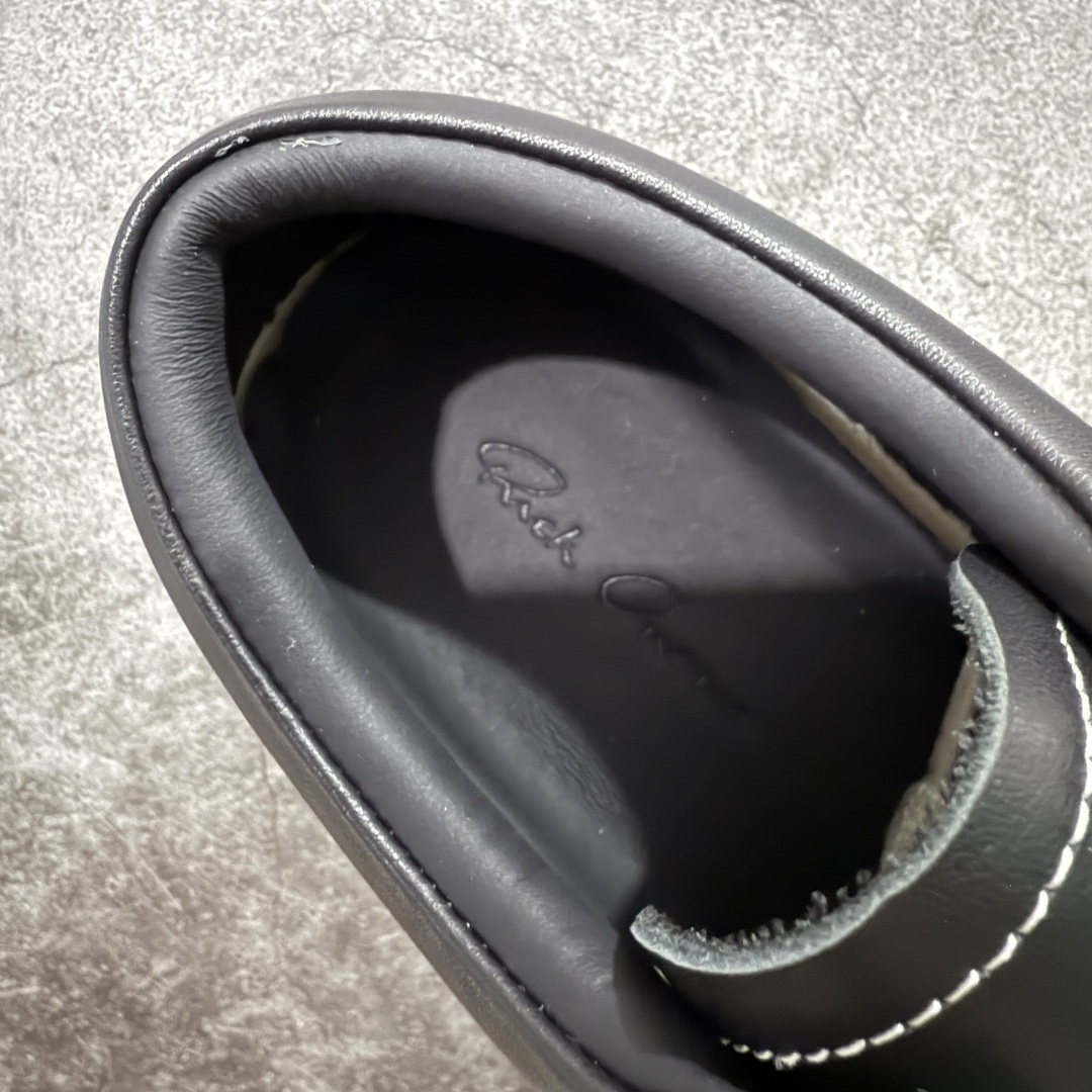 图片[8]-【莞顶渠道】RO欧文斯Rickowens 主线 经典西瓜头款式“RO低帮黑白进口原料牛皮 莞产超级顶货 新配色陆续上架 产品只会越做越漂亮💯 鞋头采用原版一致工艺 又翘又歪的效果目前这个技术市面上的任何版本都达不到这个效果 私模开发 细节一步到位不敢说百分百💯保证有百分之98还原 慢工出细活 好的产品不怕晚 这次的开发针对艺术家 收藏家 高品质 的人群 水染粒面小牛皮材质，和针车间距都是极致还原！ 顶级头层的小牛皮，质感无敌，奢侈品的触感！ 定制品牌logo的拉链！超大一比一规格礼盒装，重达3斤以上，外加定制欧文斯保护盒！ 配有日文、英文，双语种配件卡片！细节诠释，一件不落。 鞋盒翻盖 三标，正面+底部都一一做到！虽然增加不了实质的成本，但是打磨产品的细节，再微小也会还原！ 尺码：35 36 37 38 39 40 41 42 43 44 45 46-选品中心
