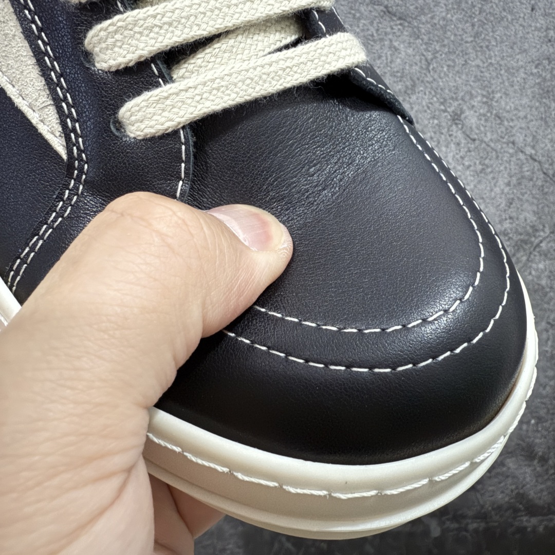 图片[4]-【莞顶渠道】RO欧文斯Rickowens 主线 经典西瓜头款式“RO低帮黑白进口原料牛皮 莞产超级顶货 新配色陆续上架 产品只会越做越漂亮💯 鞋头采用原版一致工艺 又翘又歪的效果目前这个技术市面上的任何版本都达不到这个效果 私模开发 细节一步到位不敢说百分百💯保证有百分之98还原 慢工出细活 好的产品不怕晚 这次的开发针对艺术家 收藏家 高品质 的人群 水染粒面小牛皮材质，和针车间距都是极致还原！ 顶级头层的小牛皮，质感无敌，奢侈品的触感！ 定制品牌logo的拉链！超大一比一规格礼盒装，重达3斤以上，外加定制欧文斯保护盒！ 配有日文、英文，双语种配件卡片！细节诠释，一件不落。 鞋盒翻盖 三标，正面+底部都一一做到！虽然增加不了实质的成本，但是打磨产品的细节，再微小也会还原！ 尺码：35 36 37 38 39 40 41 42 43 44 45 46-选品中心