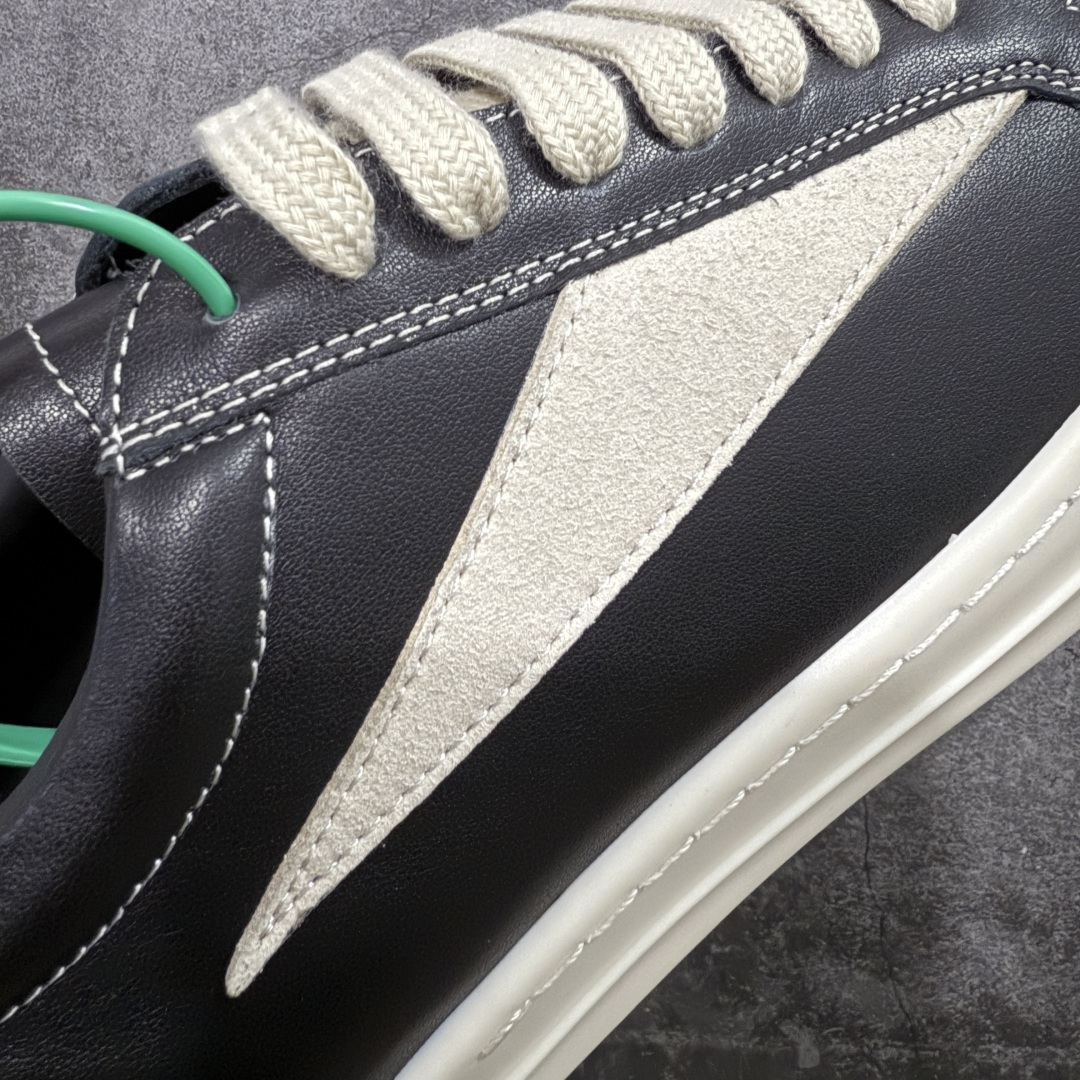 图片[3]-【莞顶渠道】RO欧文斯Rickowens 主线 经典西瓜头款式“RO低帮黑白进口原料牛皮 莞产超级顶货 新配色陆续上架 产品只会越做越漂亮💯 鞋头采用原版一致工艺 又翘又歪的效果目前这个技术市面上的任何版本都达不到这个效果 私模开发 细节一步到位不敢说百分百💯保证有百分之98还原 慢工出细活 好的产品不怕晚 这次的开发针对艺术家 收藏家 高品质 的人群 水染粒面小牛皮材质，和针车间距都是极致还原！ 顶级头层的小牛皮，质感无敌，奢侈品的触感！ 定制品牌logo的拉链！超大一比一规格礼盒装，重达3斤以上，外加定制欧文斯保护盒！ 配有日文、英文，双语种配件卡片！细节诠释，一件不落。 鞋盒翻盖 三标，正面+底部都一一做到！虽然增加不了实质的成本，但是打磨产品的细节，再微小也会还原！ 尺码：35 36 37 38 39 40 41 42 43 44 45 46-选品中心