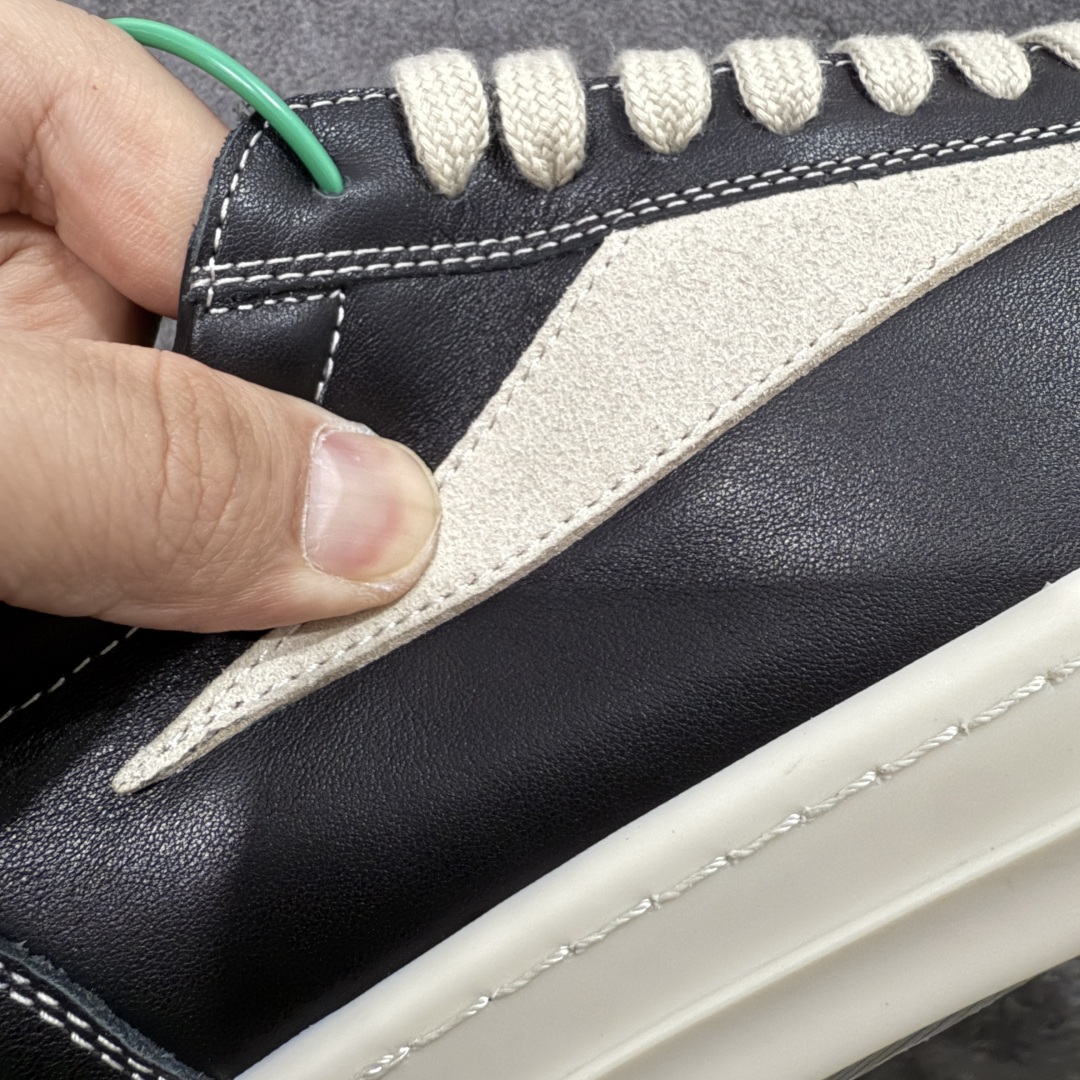 图片[5]-【莞顶渠道】RO欧文斯Rickowens 主线 经典西瓜头款式“RO低帮黑白进口原料牛皮 莞产超级顶货 新配色陆续上架 产品只会越做越漂亮💯 鞋头采用原版一致工艺 又翘又歪的效果目前这个技术市面上的任何版本都达不到这个效果 私模开发 细节一步到位不敢说百分百💯保证有百分之98还原 慢工出细活 好的产品不怕晚 这次的开发针对艺术家 收藏家 高品质 的人群 水染粒面小牛皮材质，和针车间距都是极致还原！ 顶级头层的小牛皮，质感无敌，奢侈品的触感！ 定制品牌logo的拉链！超大一比一规格礼盒装，重达3斤以上，外加定制欧文斯保护盒！ 配有日文、英文，双语种配件卡片！细节诠释，一件不落。 鞋盒翻盖 三标，正面+底部都一一做到！虽然增加不了实质的成本，但是打磨产品的细节，再微小也会还原！ 尺码：35 36 37 38 39 40 41 42 43 44 45 46-选品中心