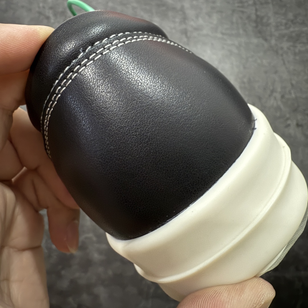 图片[2]-【莞顶渠道】RO欧文斯Rickowens 主线 经典西瓜头款式“RO低帮黑白进口原料牛皮 莞产超级顶货 新配色陆续上架 产品只会越做越漂亮💯 鞋头采用原版一致工艺 又翘又歪的效果目前这个技术市面上的任何版本都达不到这个效果 私模开发 细节一步到位不敢说百分百💯保证有百分之98还原 慢工出细活 好的产品不怕晚 这次的开发针对艺术家 收藏家 高品质 的人群 水染粒面小牛皮材质，和针车间距都是极致还原！ 顶级头层的小牛皮，质感无敌，奢侈品的触感！ 定制品牌logo的拉链！超大一比一规格礼盒装，重达3斤以上，外加定制欧文斯保护盒！ 配有日文、英文，双语种配件卡片！细节诠释，一件不落。 鞋盒翻盖 三标，正面+底部都一一做到！虽然增加不了实质的成本，但是打磨产品的细节，再微小也会还原！ 尺码：35 36 37 38 39 40 41 42 43 44 45 46-选品中心