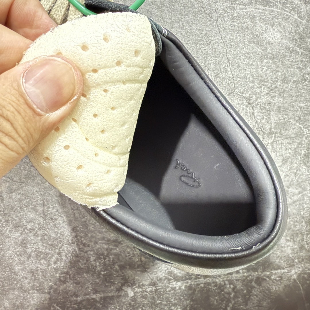 图片[9]-【莞顶渠道】RO欧文斯Rickowens 主线 经典西瓜头款式“RO低帮黑白进口原料牛皮 莞产超级顶货 新配色陆续上架 产品只会越做越漂亮💯 鞋头采用原版一致工艺 又翘又歪的效果目前这个技术市面上的任何版本都达不到这个效果 私模开发 细节一步到位不敢说百分百💯保证有百分之98还原 慢工出细活 好的产品不怕晚 这次的开发针对艺术家 收藏家 高品质 的人群 水染粒面小牛皮材质，和针车间距都是极致还原！ 顶级头层的小牛皮，质感无敌，奢侈品的触感！ 定制品牌logo的拉链！超大一比一规格礼盒装，重达3斤以上，外加定制欧文斯保护盒！ 配有日文、英文，双语种配件卡片！细节诠释，一件不落。 鞋盒翻盖 三标，正面+底部都一一做到！虽然增加不了实质的成本，但是打磨产品的细节，再微小也会还原！ 尺码：35 36 37 38 39 40 41 42 43 44 45 46-选品中心