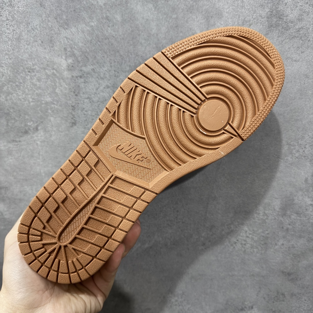 图片[9]-【定制版】Travis Scott x Fragment Design x Jordan Air Jordan 1 Low OG SP “Supreme联名-灰棕蓝猪八” F 多方联名合作融合了Travi翻毛蓝勾s Scott 独特的音乐风格，藤原浩个性的设计风格以及Jordan品牌的经典元素 使其成为一双具有独特身份和价值的鞋子 清新而立体的外观加上联名标识更突出了其独特身份 这种配色方案显示出活力和时尚感 在视觉上引人注目 鞋身的质感和细腻的细节处理使其显得高端而格调十足 这款“倒钩”联名是设计与创意完美结合 融合多方的个性风格是一款备受瞩目的潮流鞋款 低帮休闲板鞋 定制鞋盒 大厂纯原品质出货 超高清洁度 皮料切割干净无任何毛边 细节完美 货号：XD1568-102 尺码：36 36.5 37.5 38 38.5 39 40 40.5 41 42 42.5 43 44 44.5 45 编码：QFB250260-选品中心