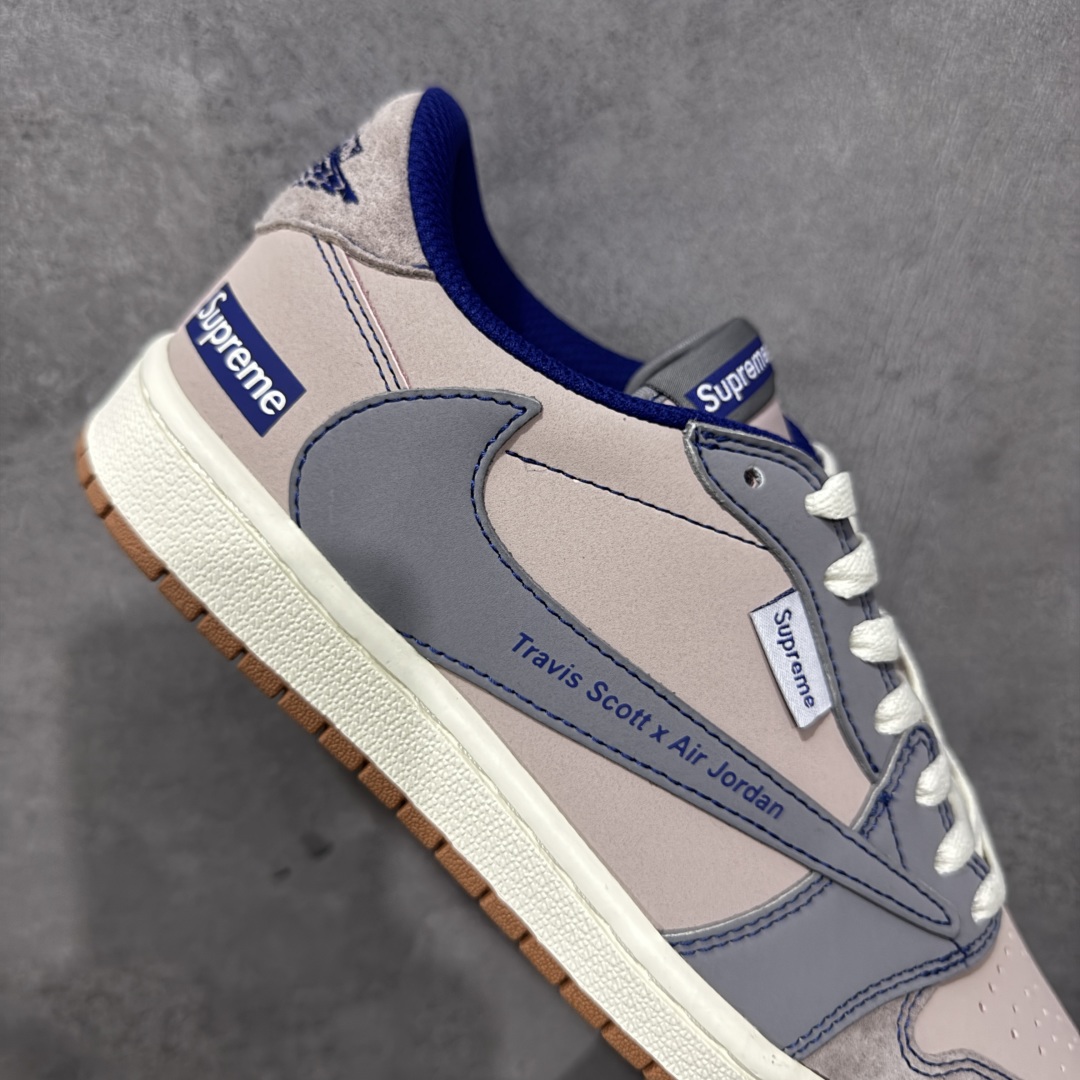 图片[7]-【定制版】Travis Scott x Fragment Design x Jordan Air Jordan 1 Low OG SP “Supreme联名-灰棕蓝猪八” F 多方联名合作融合了Travi翻毛蓝勾s Scott 独特的音乐风格，藤原浩个性的设计风格以及Jordan品牌的经典元素 使其成为一双具有独特身份和价值的鞋子 清新而立体的外观加上联名标识更突出了其独特身份 这种配色方案显示出活力和时尚感 在视觉上引人注目 鞋身的质感和细腻的细节处理使其显得高端而格调十足 这款“倒钩”联名是设计与创意完美结合 融合多方的个性风格是一款备受瞩目的潮流鞋款 低帮休闲板鞋 定制鞋盒 大厂纯原品质出货 超高清洁度 皮料切割干净无任何毛边 细节完美 货号：XD1568-102 尺码：36 36.5 37.5 38 38.5 39 40 40.5 41 42 42.5 43 44 44.5 45 编码：QFB250260-选品中心
