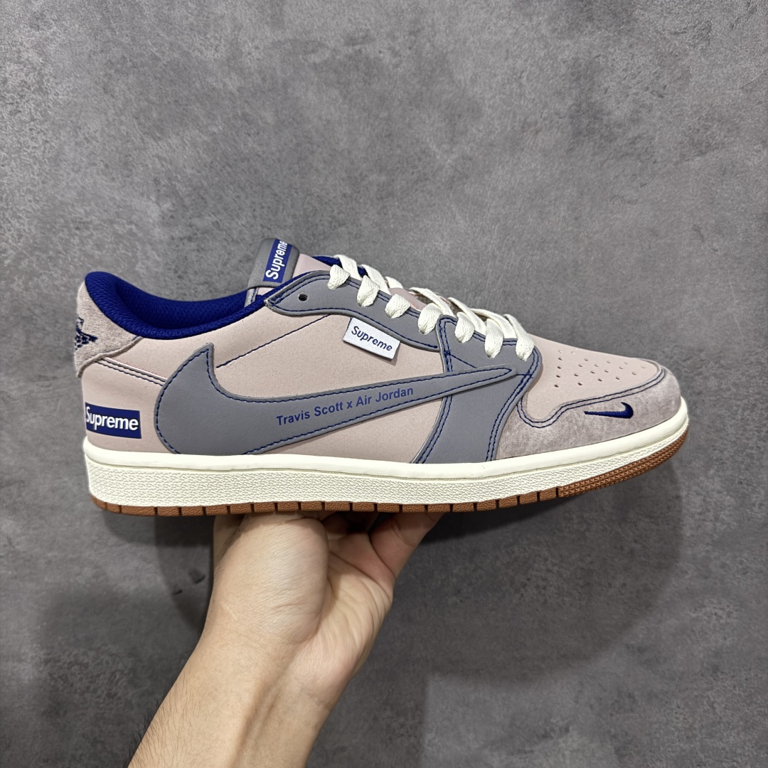 【定制版】Travis Scott x Fragment Design x Jordan Air Jordan 1 Low OG SP “Supreme联名-灰棕蓝猪八” F 多方联名合作融合了Travi翻毛蓝勾s Scott 独特的音乐风格,藤原浩个性的设计风格以及Jordan品牌的经典元素 使其成为一双具有独特身份和价值的鞋子 清新而立体的外观加上联名标识更突出了其独特身份 这种配色方案显示出活力和时尚感 在视觉上引人注目 鞋身的质感和细腻的细节处理使其显得高端而格调十足 这款“倒钩”联名是设计与创意完美结合 融合多方的个性风格是一款备受瞩目的潮流鞋款 低帮休闲板鞋 定制鞋盒 大厂纯原品质出货 超高清洁度 皮料切割干净无任何毛边 细节完美 货号:XD1568-102 尺码:36 36.5 37.5 38 38.5 39 40 40.5 41 42 42.5 43 44 44.5 45 编码:QFB250260-选品中心