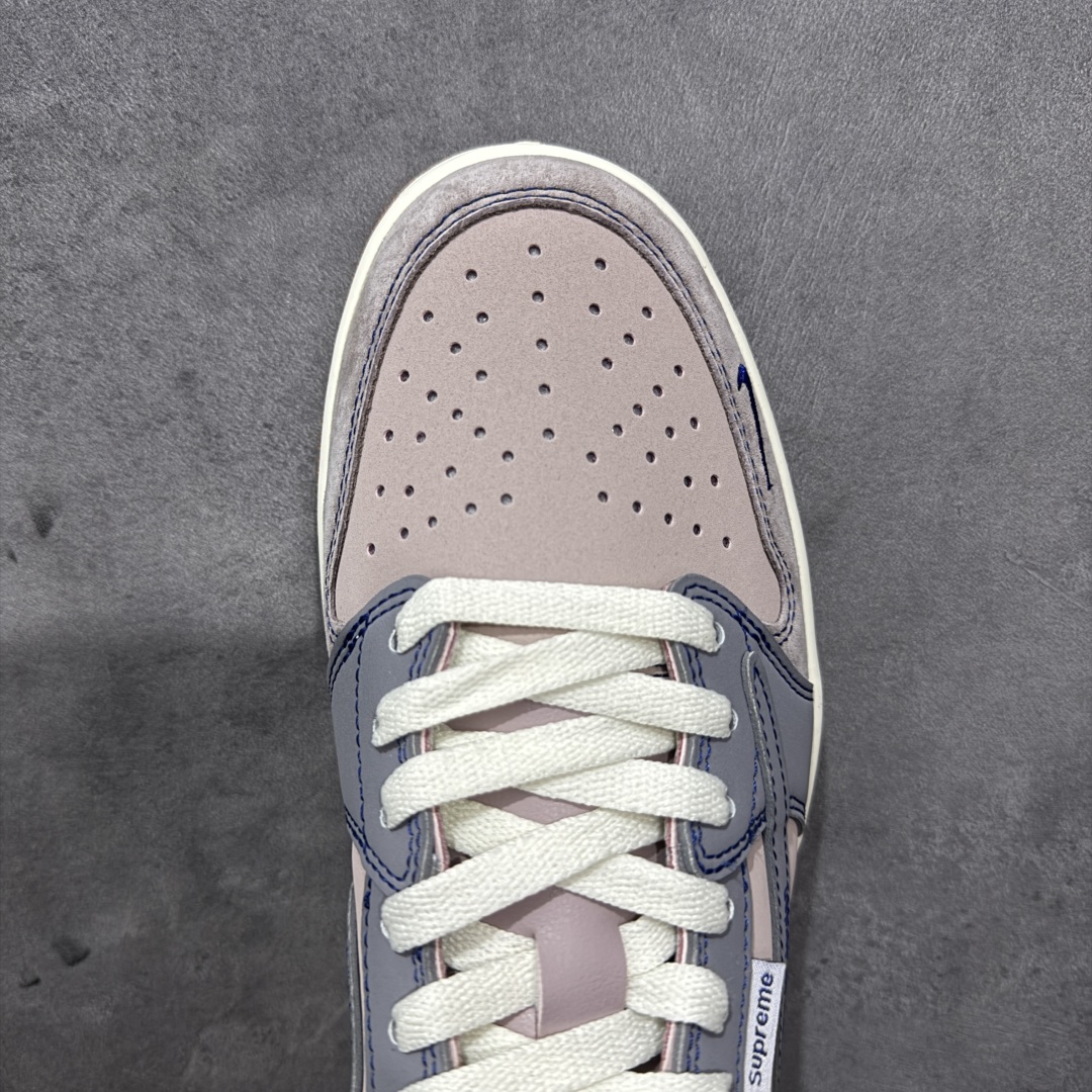 图片[5]-【定制版】Travis Scott x Fragment Design x Jordan Air Jordan 1 Low OG SP “Supreme联名-灰棕蓝猪八” F 多方联名合作融合了Travi翻毛蓝勾s Scott 独特的音乐风格，藤原浩个性的设计风格以及Jordan品牌的经典元素 使其成为一双具有独特身份和价值的鞋子 清新而立体的外观加上联名标识更突出了其独特身份 这种配色方案显示出活力和时尚感 在视觉上引人注目 鞋身的质感和细腻的细节处理使其显得高端而格调十足 这款“倒钩”联名是设计与创意完美结合 融合多方的个性风格是一款备受瞩目的潮流鞋款 低帮休闲板鞋 定制鞋盒 大厂纯原品质出货 超高清洁度 皮料切割干净无任何毛边 细节完美 货号：XD1568-102 尺码：36 36.5 37.5 38 38.5 39 40 40.5 41 42 42.5 43 44 44.5 45 编码：QFB250260-选品中心