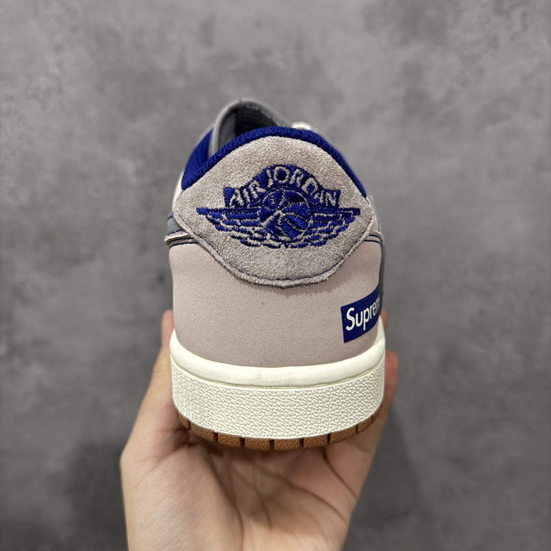 图片[4]-【定制版】Travis Scott x Fragment Design x Jordan Air Jordan 1 Low OG SP “Supreme联名-灰棕蓝猪八” F 多方联名合作融合了Travi翻毛蓝勾s Scott 独特的音乐风格，藤原浩个性的设计风格以及Jordan品牌的经典元素 使其成为一双具有独特身份和价值的鞋子 清新而立体的外观加上联名标识更突出了其独特身份 这种配色方案显示出活力和时尚感 在视觉上引人注目 鞋身的质感和细腻的细节处理使其显得高端而格调十足 这款“倒钩”联名是设计与创意完美结合 融合多方的个性风格是一款备受瞩目的潮流鞋款 低帮休闲板鞋 定制鞋盒 大厂纯原品质出货 超高清洁度 皮料切割干净无任何毛边 细节完美 货号：XD1568-102 尺码：36 36.5 37.5 38 38.5 39 40 40.5 41 42 42.5 43 44 44.5 45 编码：QFB250260-选品中心