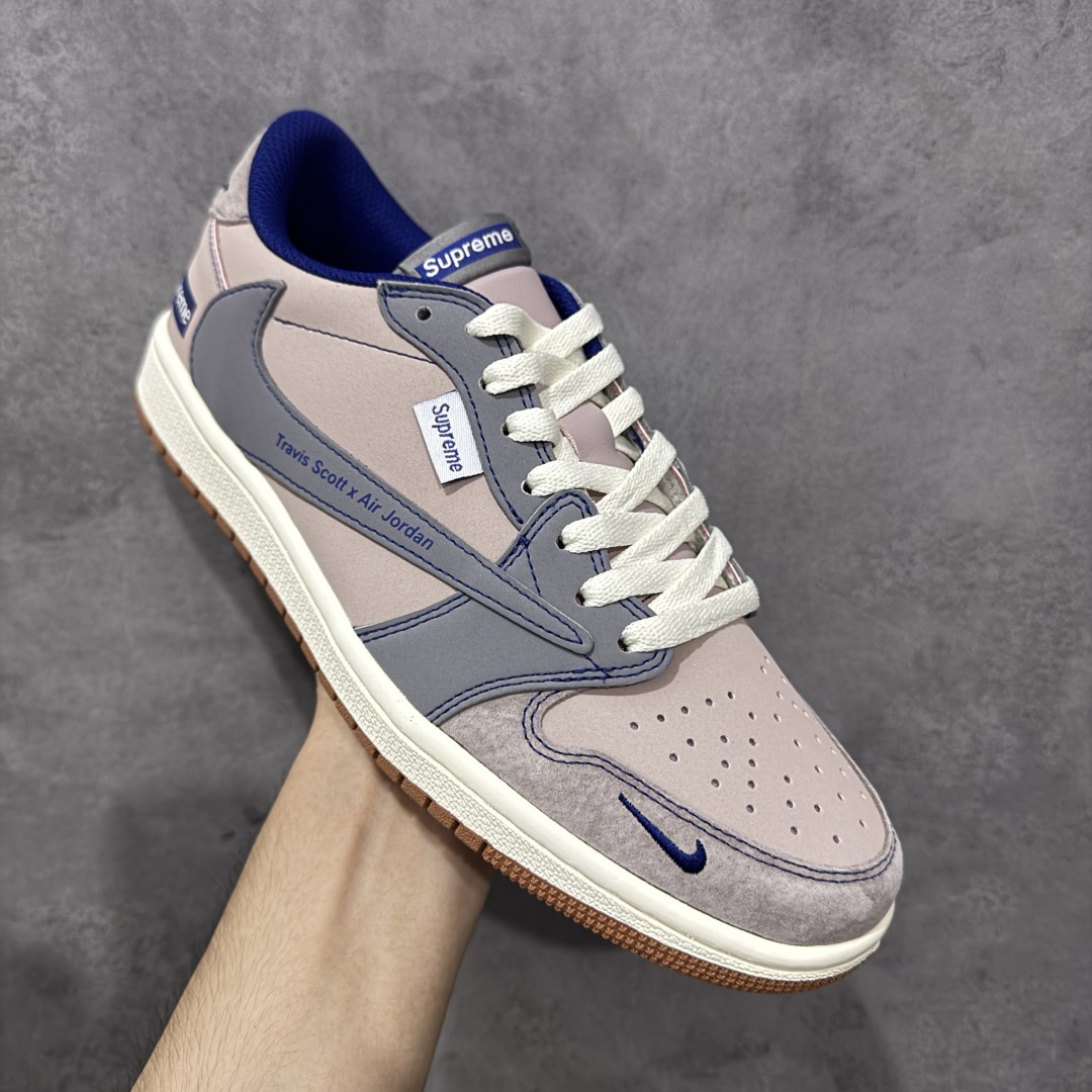 图片[3]-【定制版】Travis Scott x Fragment Design x Jordan Air Jordan 1 Low OG SP “Supreme联名-灰棕蓝猪八” F 多方联名合作融合了Travi翻毛蓝勾s Scott 独特的音乐风格，藤原浩个性的设计风格以及Jordan品牌的经典元素 使其成为一双具有独特身份和价值的鞋子 清新而立体的外观加上联名标识更突出了其独特身份 这种配色方案显示出活力和时尚感 在视觉上引人注目 鞋身的质感和细腻的细节处理使其显得高端而格调十足 这款“倒钩”联名是设计与创意完美结合 融合多方的个性风格是一款备受瞩目的潮流鞋款 低帮休闲板鞋 定制鞋盒 大厂纯原品质出货 超高清洁度 皮料切割干净无任何毛边 细节完美 货号：XD1568-102 尺码：36 36.5 37.5 38 38.5 39 40 40.5 41 42 42.5 43 44 44.5 45 编码：QFB250260-选品中心