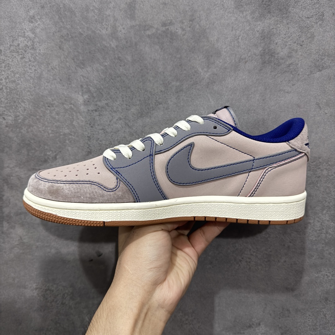图片[2]-【定制版】Travis Scott x Fragment Design x Jordan Air Jordan 1 Low OG SP “Supreme联名-灰棕蓝猪八” F 多方联名合作融合了Travi翻毛蓝勾s Scott 独特的音乐风格，藤原浩个性的设计风格以及Jordan品牌的经典元素 使其成为一双具有独特身份和价值的鞋子 清新而立体的外观加上联名标识更突出了其独特身份 这种配色方案显示出活力和时尚感 在视觉上引人注目 鞋身的质感和细腻的细节处理使其显得高端而格调十足 这款“倒钩”联名是设计与创意完美结合 融合多方的个性风格是一款备受瞩目的潮流鞋款 低帮休闲板鞋 定制鞋盒 大厂纯原品质出货 超高清洁度 皮料切割干净无任何毛边 细节完美 货号：XD1568-102 尺码：36 36.5 37.5 38 38.5 39 40 40.5 41 42 42.5 43 44 44.5 45 编码：QFB250260-选品中心