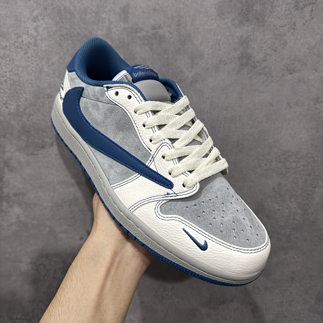 图片[3]-【定制版】Travis Scott x Fragment Design x Jordan Air Jordan 1 Low OG SP “巴黎世家联名—奶白猪八灰蓝勾” 低帮休闲运动板鞋 多方联名合作融合了Travi翻毛蓝勾Scott 独特的音乐风格，藤原浩个性的设计风格以及Jordan品牌的经典元素 使其成为一双具有独特身份和价值的鞋子 清新而立体的外观加上联名标识更突出了其独特身份 这种配色方案显示出活力和时尚感 在视觉上引人注目 鞋身的质感和细腻的细节处理使其显得高端而格调十足 这款“倒钩”联名是设计与创意完美结合 融合多方的个性风格是一款备受瞩目的潮流鞋款 低帮休闲板鞋 定制鞋盒 大厂纯原品质出货 超高清洁度 皮料切割干净无任何毛边 细节完美 货号：XD1568-105 尺码：36 36.5 37.5 38 38.5 39 40 40.5 41 42 42.5 43 44 44.5 45 编码：QFB250260-选品中心