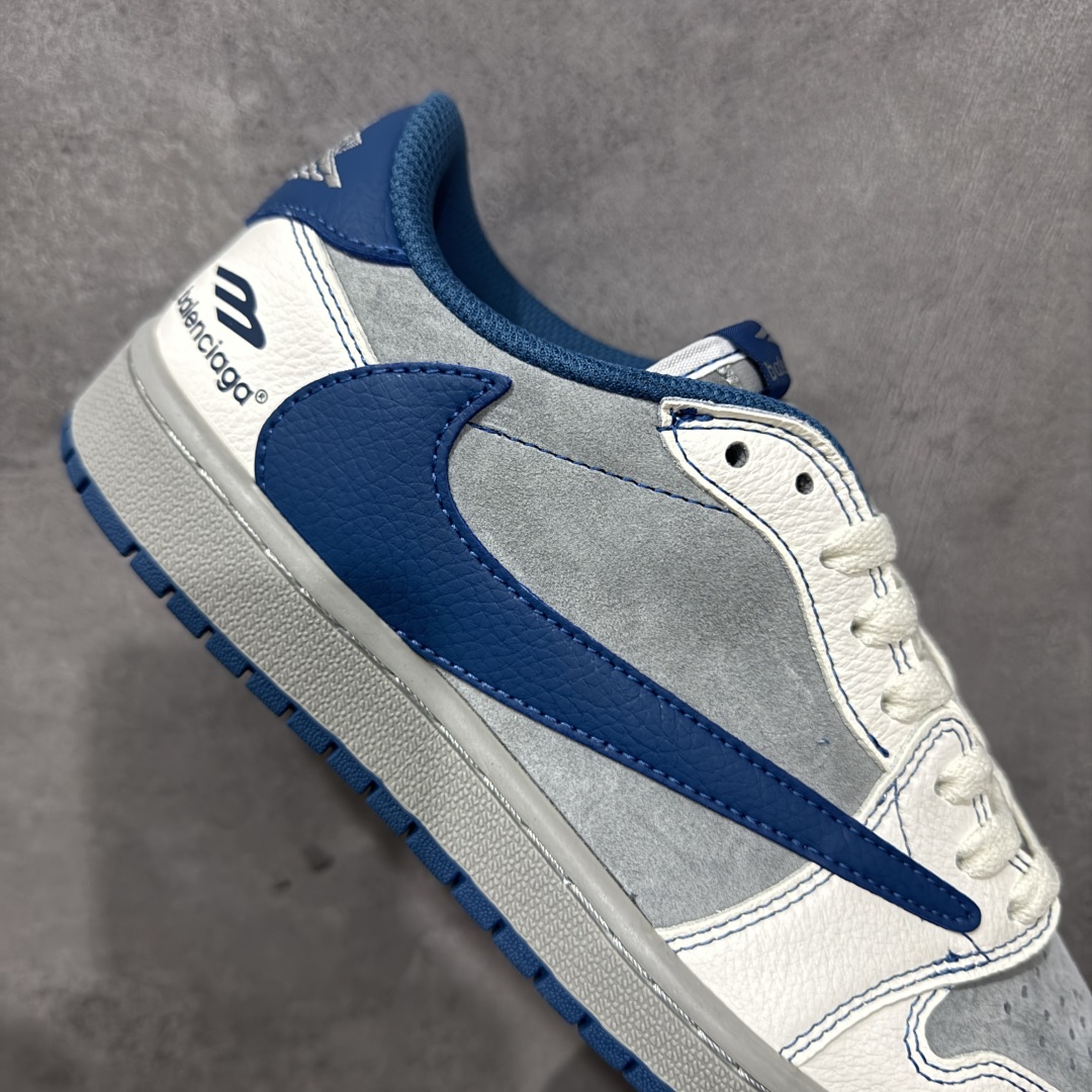 图片[7]-【定制版】Travis Scott x Fragment Design x Jordan Air Jordan 1 Low OG SP “巴黎世家联名—奶白猪八灰蓝勾” 低帮休闲运动板鞋 多方联名合作融合了Travi翻毛蓝勾Scott 独特的音乐风格，藤原浩个性的设计风格以及Jordan品牌的经典元素 使其成为一双具有独特身份和价值的鞋子 清新而立体的外观加上联名标识更突出了其独特身份 这种配色方案显示出活力和时尚感 在视觉上引人注目 鞋身的质感和细腻的细节处理使其显得高端而格调十足 这款“倒钩”联名是设计与创意完美结合 融合多方的个性风格是一款备受瞩目的潮流鞋款 低帮休闲板鞋 定制鞋盒 大厂纯原品质出货 超高清洁度 皮料切割干净无任何毛边 细节完美 货号：XD1568-105 尺码：36 36.5 37.5 38 38.5 39 40 40.5 41 42 42.5 43 44 44.5 45 编码：QFB250260-选品中心