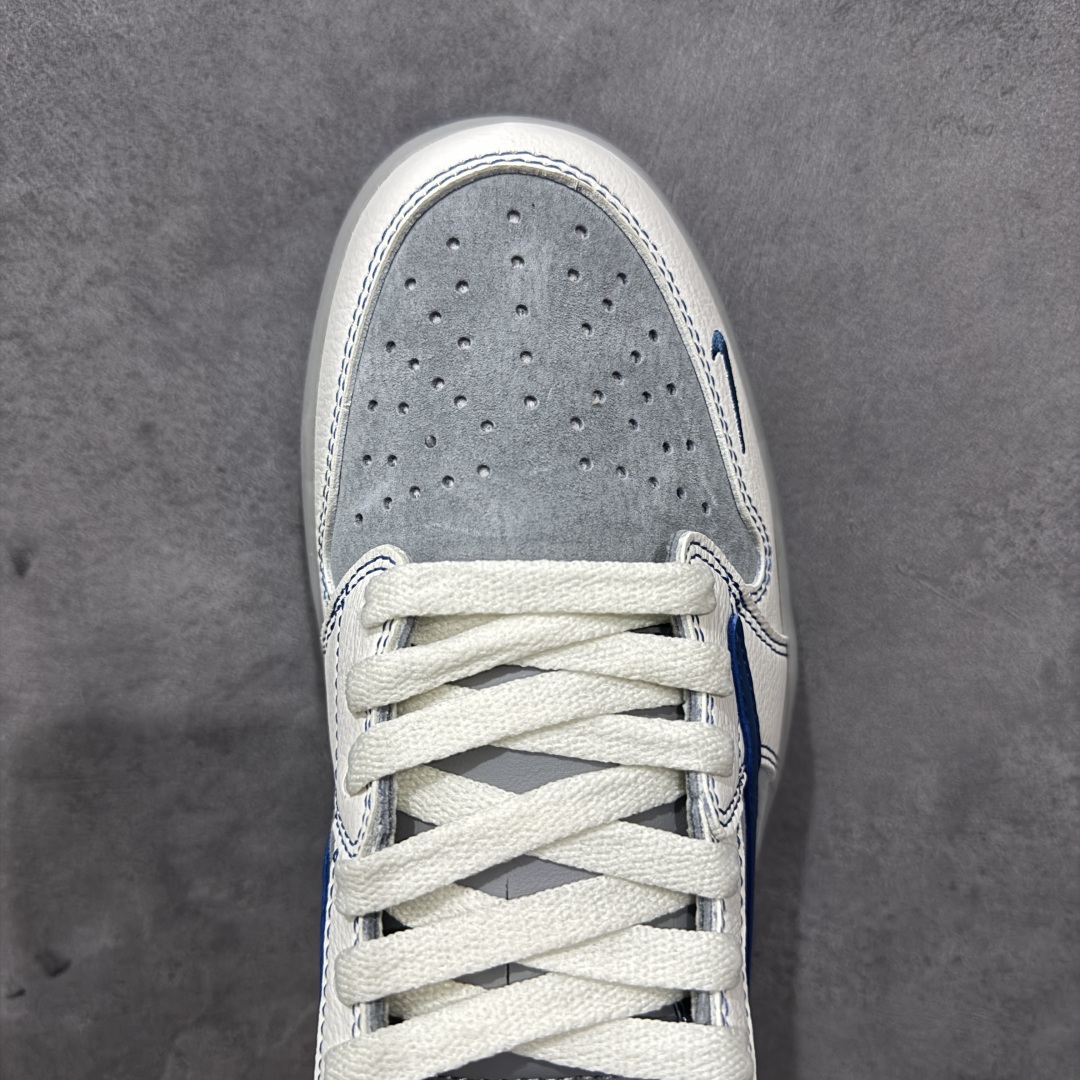图片[5]-【定制版】Travis Scott x Fragment Design x Jordan Air Jordan 1 Low OG SP “巴黎世家联名—奶白猪八灰蓝勾” 低帮休闲运动板鞋 多方联名合作融合了Travi翻毛蓝勾Scott 独特的音乐风格，藤原浩个性的设计风格以及Jordan品牌的经典元素 使其成为一双具有独特身份和价值的鞋子 清新而立体的外观加上联名标识更突出了其独特身份 这种配色方案显示出活力和时尚感 在视觉上引人注目 鞋身的质感和细腻的细节处理使其显得高端而格调十足 这款“倒钩”联名是设计与创意完美结合 融合多方的个性风格是一款备受瞩目的潮流鞋款 低帮休闲板鞋 定制鞋盒 大厂纯原品质出货 超高清洁度 皮料切割干净无任何毛边 细节完美 货号：XD1568-105 尺码：36 36.5 37.5 38 38.5 39 40 40.5 41 42 42.5 43 44 44.5 45 编码：QFB250260-选品中心