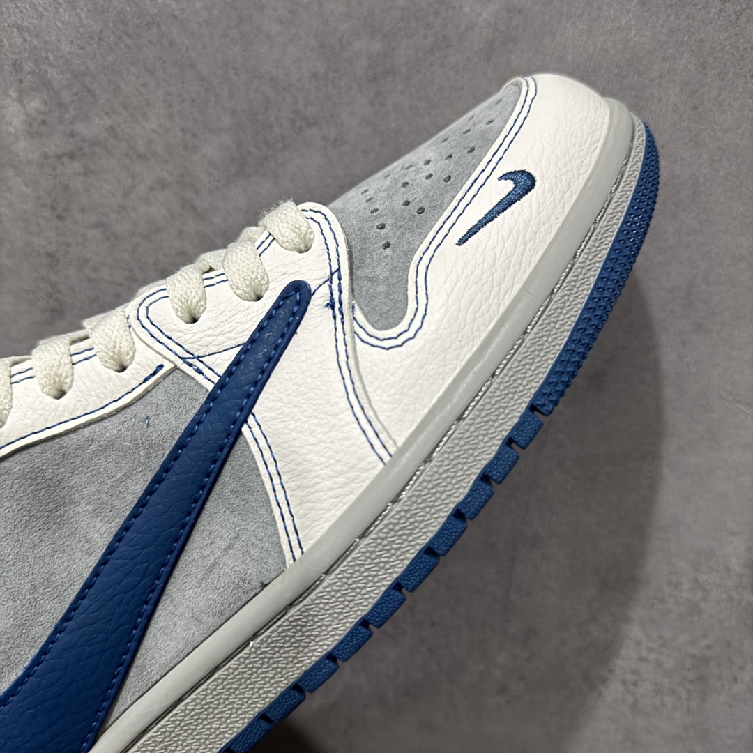 图片[6]-【定制版】Travis Scott x Fragment Design x Jordan Air Jordan 1 Low OG SP “巴黎世家联名—奶白猪八灰蓝勾” 低帮休闲运动板鞋 多方联名合作融合了Travi翻毛蓝勾Scott 独特的音乐风格，藤原浩个性的设计风格以及Jordan品牌的经典元素 使其成为一双具有独特身份和价值的鞋子 清新而立体的外观加上联名标识更突出了其独特身份 这种配色方案显示出活力和时尚感 在视觉上引人注目 鞋身的质感和细腻的细节处理使其显得高端而格调十足 这款“倒钩”联名是设计与创意完美结合 融合多方的个性风格是一款备受瞩目的潮流鞋款 低帮休闲板鞋 定制鞋盒 大厂纯原品质出货 超高清洁度 皮料切割干净无任何毛边 细节完美 货号：XD1568-105 尺码：36 36.5 37.5 38 38.5 39 40 40.5 41 42 42.5 43 44 44.5 45 编码：QFB250260-选品中心