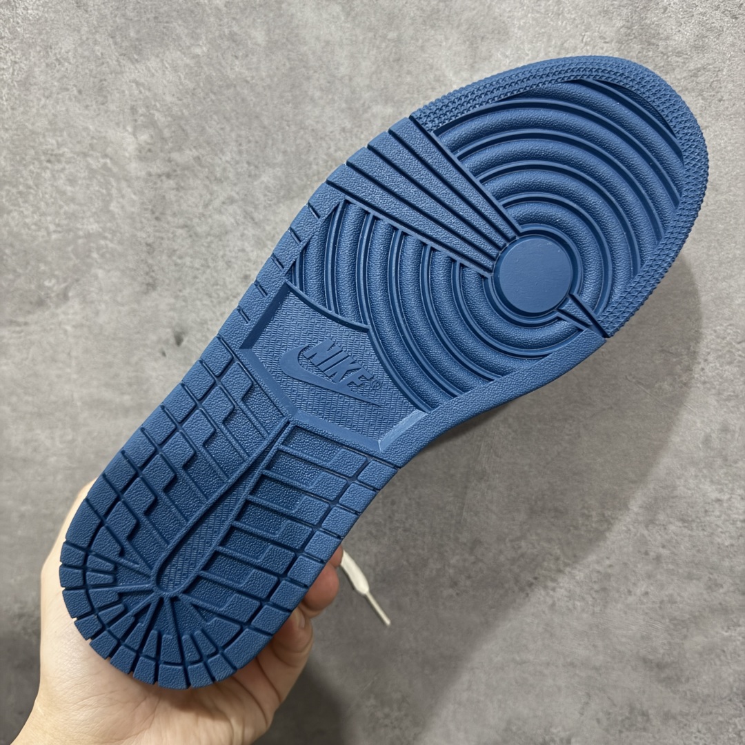 图片[9]-【定制版】Travis Scott x Fragment Design x Jordan Air Jordan 1 Low OG SP “巴黎世家联名—奶白猪八灰蓝勾” 低帮休闲运动板鞋 多方联名合作融合了Travi翻毛蓝勾Scott 独特的音乐风格，藤原浩个性的设计风格以及Jordan品牌的经典元素 使其成为一双具有独特身份和价值的鞋子 清新而立体的外观加上联名标识更突出了其独特身份 这种配色方案显示出活力和时尚感 在视觉上引人注目 鞋身的质感和细腻的细节处理使其显得高端而格调十足 这款“倒钩”联名是设计与创意完美结合 融合多方的个性风格是一款备受瞩目的潮流鞋款 低帮休闲板鞋 定制鞋盒 大厂纯原品质出货 超高清洁度 皮料切割干净无任何毛边 细节完美 货号：XD1568-105 尺码：36 36.5 37.5 38 38.5 39 40 40.5 41 42 42.5 43 44 44.5 45 编码：QFB250260-选品中心