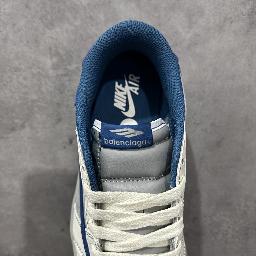 图片[8]-【定制版】Travis Scott x Fragment Design x Jordan Air Jordan 1 Low OG SP “巴黎世家联名—奶白猪八灰蓝勾” 低帮休闲运动板鞋 多方联名合作融合了Travi翻毛蓝勾Scott 独特的音乐风格，藤原浩个性的设计风格以及Jordan品牌的经典元素 使其成为一双具有独特身份和价值的鞋子 清新而立体的外观加上联名标识更突出了其独特身份 这种配色方案显示出活力和时尚感 在视觉上引人注目 鞋身的质感和细腻的细节处理使其显得高端而格调十足 这款“倒钩”联名是设计与创意完美结合 融合多方的个性风格是一款备受瞩目的潮流鞋款 低帮休闲板鞋 定制鞋盒 大厂纯原品质出货 超高清洁度 皮料切割干净无任何毛边 细节完美 货号：XD1568-105 尺码：36 36.5 37.5 38 38.5 39 40 40.5 41 42 42.5 43 44 44.5 45 编码：QFB250260-选品中心