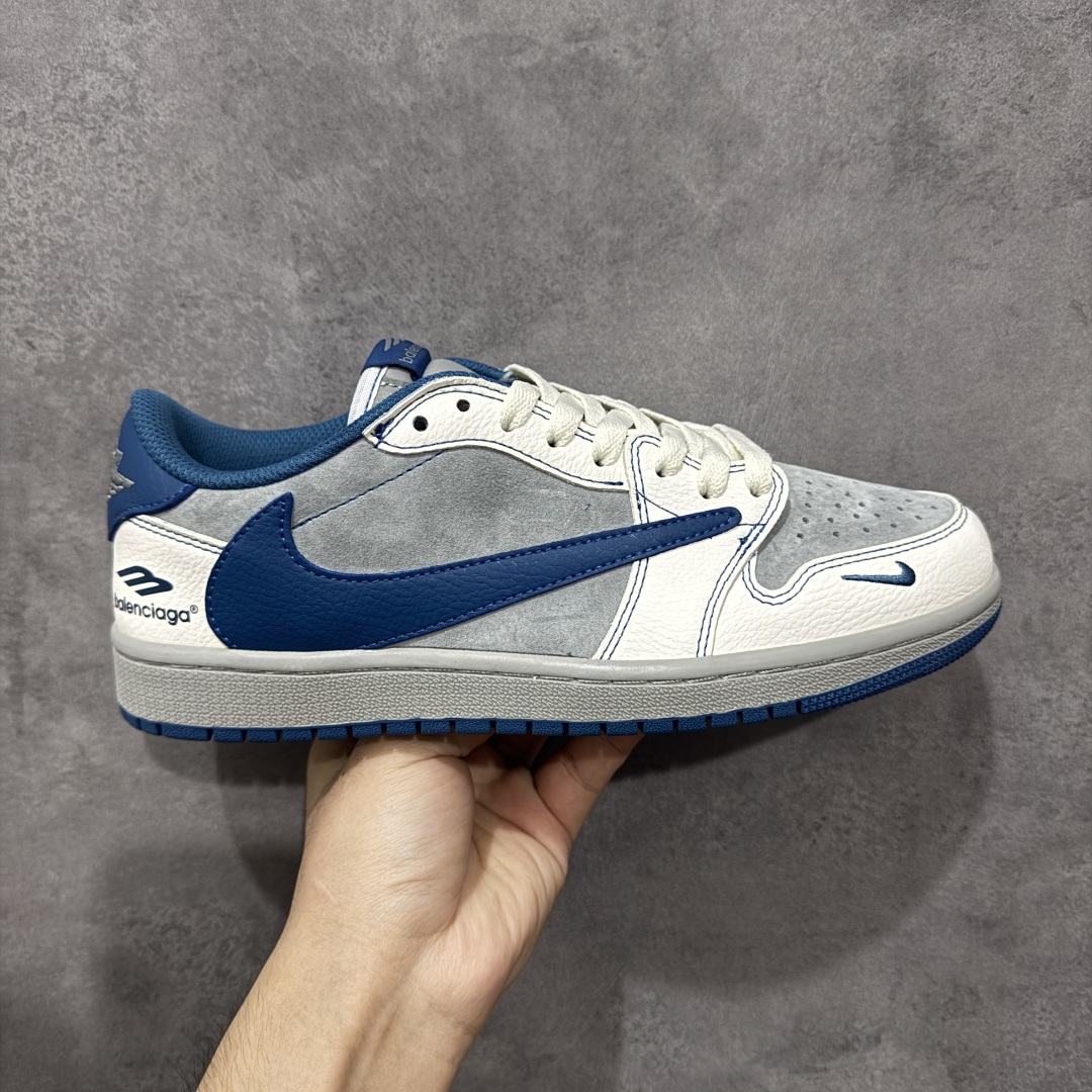 【定制版】Travis Scott x Fragment Design x Jordan Air Jordan 1 Low OG SP “巴黎世家联名---奶白猪八灰蓝勾” 低帮休闲运动板鞋 多方联名合作融合了Travi翻毛蓝勾Scott 独特的音乐风格,藤原浩个性的设计风格以及Jordan品牌的经典元素 使其成为一双具有独特身份和价值的鞋子 清新而立体的外观加上联名标识更突出了其独特身份 这种配色方案显示出活力和时尚感 在视觉上引人注目 鞋身的质感和细腻的细节处理使其显得高端而格调十足 这款“倒钩”联名是设计与创意完美结合 融合多方的个性风格是一款备受瞩目的潮流鞋款 低帮休闲板鞋 定制鞋盒 大厂纯原品质出货 超高清洁度 皮料切割干净无任何毛边 细节完美 货号:XD1568-105 尺码:36 36.5 37.5 38 38.5 39 40 40.5 41 42 42.5 43 44 44.5 45 编码:QFB250260-选品中心