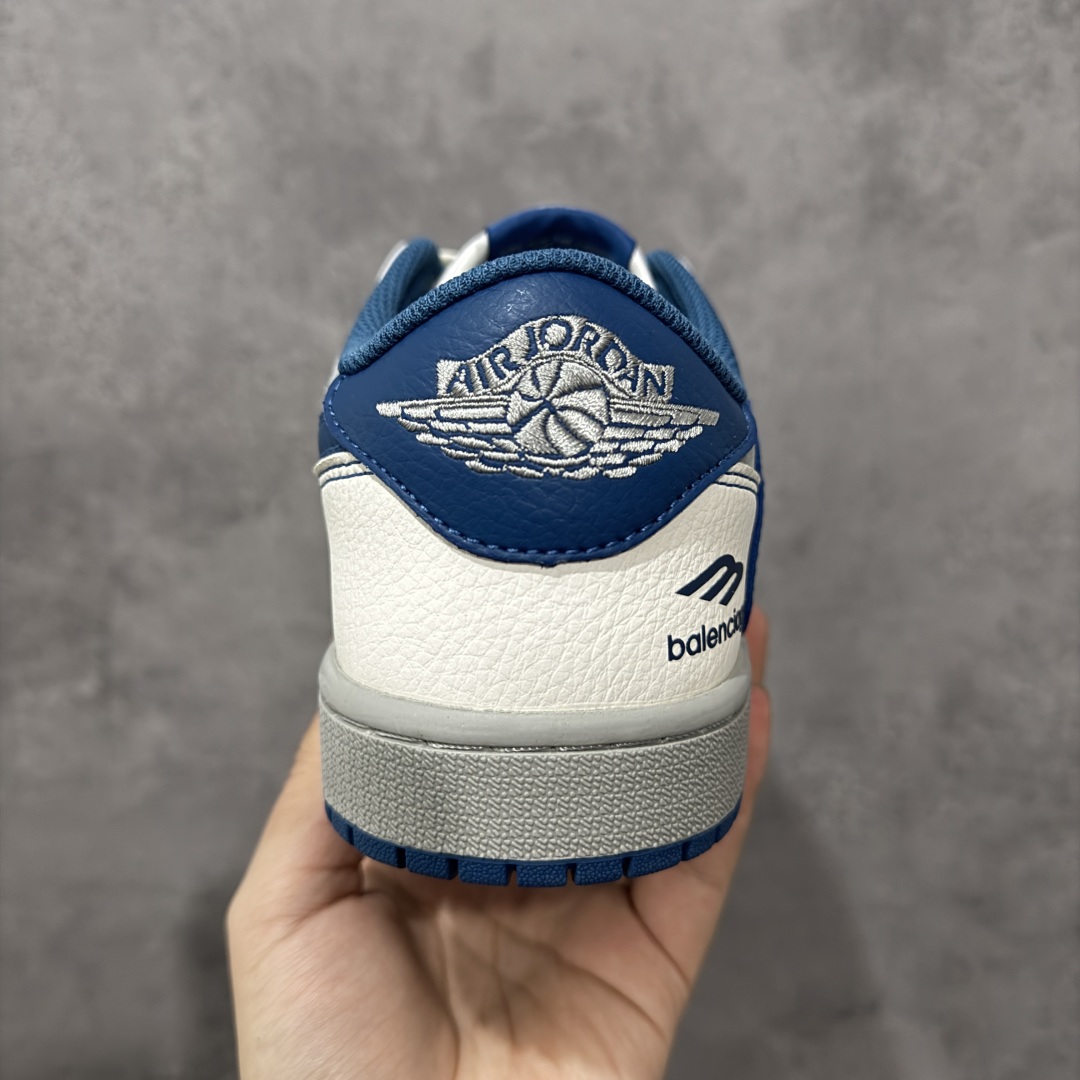 图片[4]-【定制版】Travis Scott x Fragment Design x Jordan Air Jordan 1 Low OG SP “巴黎世家联名—奶白猪八灰蓝勾” 低帮休闲运动板鞋 多方联名合作融合了Travi翻毛蓝勾Scott 独特的音乐风格，藤原浩个性的设计风格以及Jordan品牌的经典元素 使其成为一双具有独特身份和价值的鞋子 清新而立体的外观加上联名标识更突出了其独特身份 这种配色方案显示出活力和时尚感 在视觉上引人注目 鞋身的质感和细腻的细节处理使其显得高端而格调十足 这款“倒钩”联名是设计与创意完美结合 融合多方的个性风格是一款备受瞩目的潮流鞋款 低帮休闲板鞋 定制鞋盒 大厂纯原品质出货 超高清洁度 皮料切割干净无任何毛边 细节完美 货号：XD1568-105 尺码：36 36.5 37.5 38 38.5 39 40 40.5 41 42 42.5 43 44 44.5 45 编码：QFB250260-选品中心