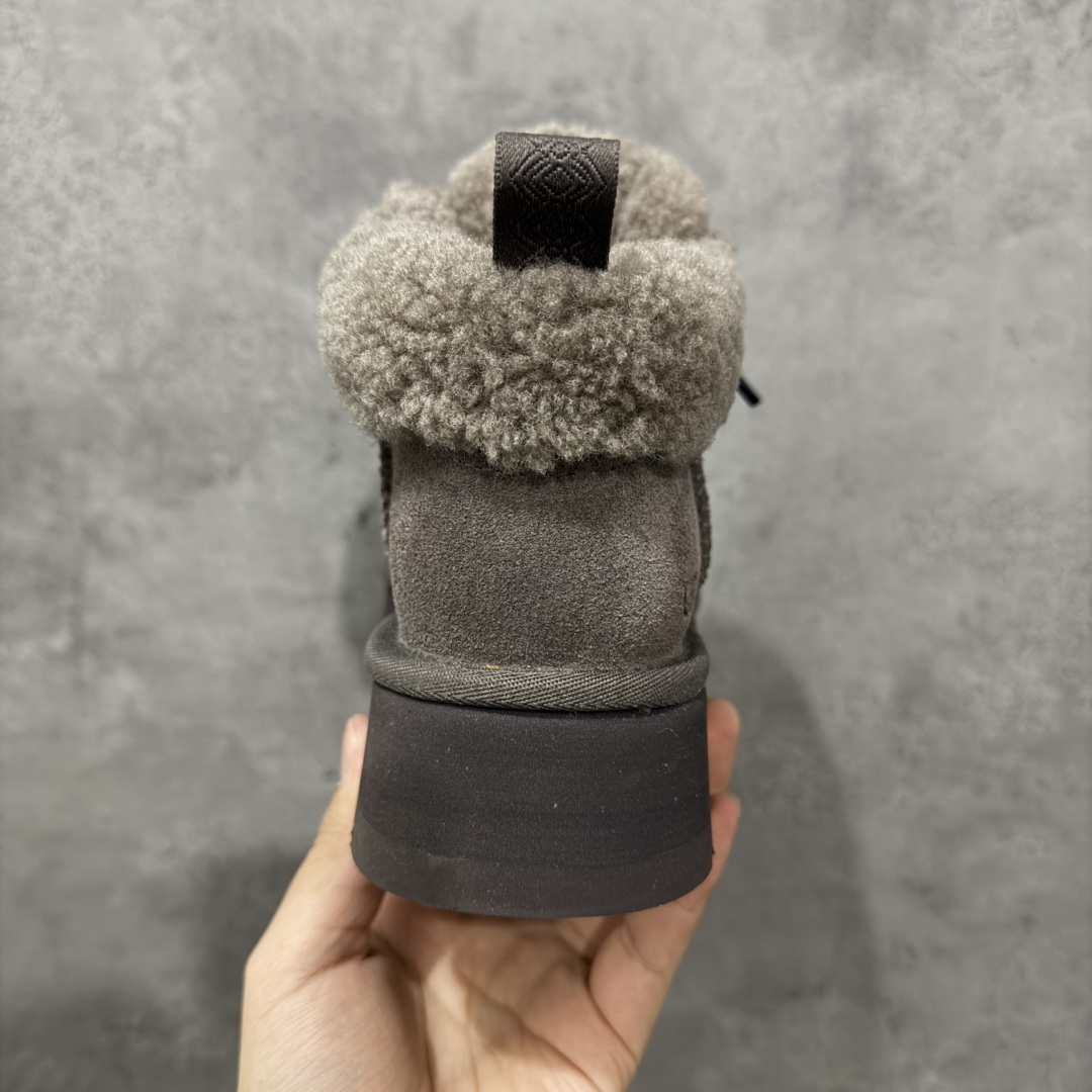 图片[4]-【顶级Y版】UGG 3954 经典秋冬羊皮毛一体雪地靴 芙卡拉 桑坡大厂直供 拒绝高利润 区别杀猪版本 隆丰A级澳洲进口羊皮毛一体 完全遵循ZP工艺流程 代工厂原厂版师 秉承无原鞋不开发选择 注重每一处细节 市面最正版型 TREADLITE\”轻翼\”科技外底 轻便/耐用/柔韧/桩型 翻毛皮鞋面 细腻亲肤再生聚酯纤维滚边 舒适易打理 保暖性佳 UGG plush™ 里衬和内底 茸软亲肤 舒适暖足 经典鞋型搭配轻盈厚底 稳稳拿捏秋冬出街时髦造型 Treadlite by UGG 轻翼大底 轻盈缓震 为双足减负 舒适轻便 助你轻松畅玩整天 尺码：35 36 37 38 39 40-选品中心