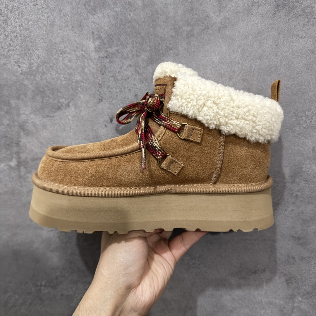 图片[2]-【顶级Y版】UGG 3954 经典秋冬羊皮毛一体雪地靴 芙卡拉 桑坡大厂直供 拒绝高利润 区别杀猪版本 隆丰A级澳洲进口羊皮毛一体 完全遵循ZP工艺流程 代工厂原厂版师 秉承无原鞋不开发选择 注重每一处细节 市面最正版型 TREADLITE\”轻翼\”科技外底 轻便/耐用/柔韧/桩型 翻毛皮鞋面 细腻亲肤再生聚酯纤维滚边 舒适易打理 保暖性佳 UGG plush™ 里衬和内底 茸软亲肤 舒适暖足 经典鞋型搭配轻盈厚底 稳稳拿捏秋冬出街时髦造型 Treadlite by UGG 轻翼大底 轻盈缓震 为双足减负 舒适轻便 助你轻松畅玩整天 尺码：35 36 37 38 39 40-选品中心