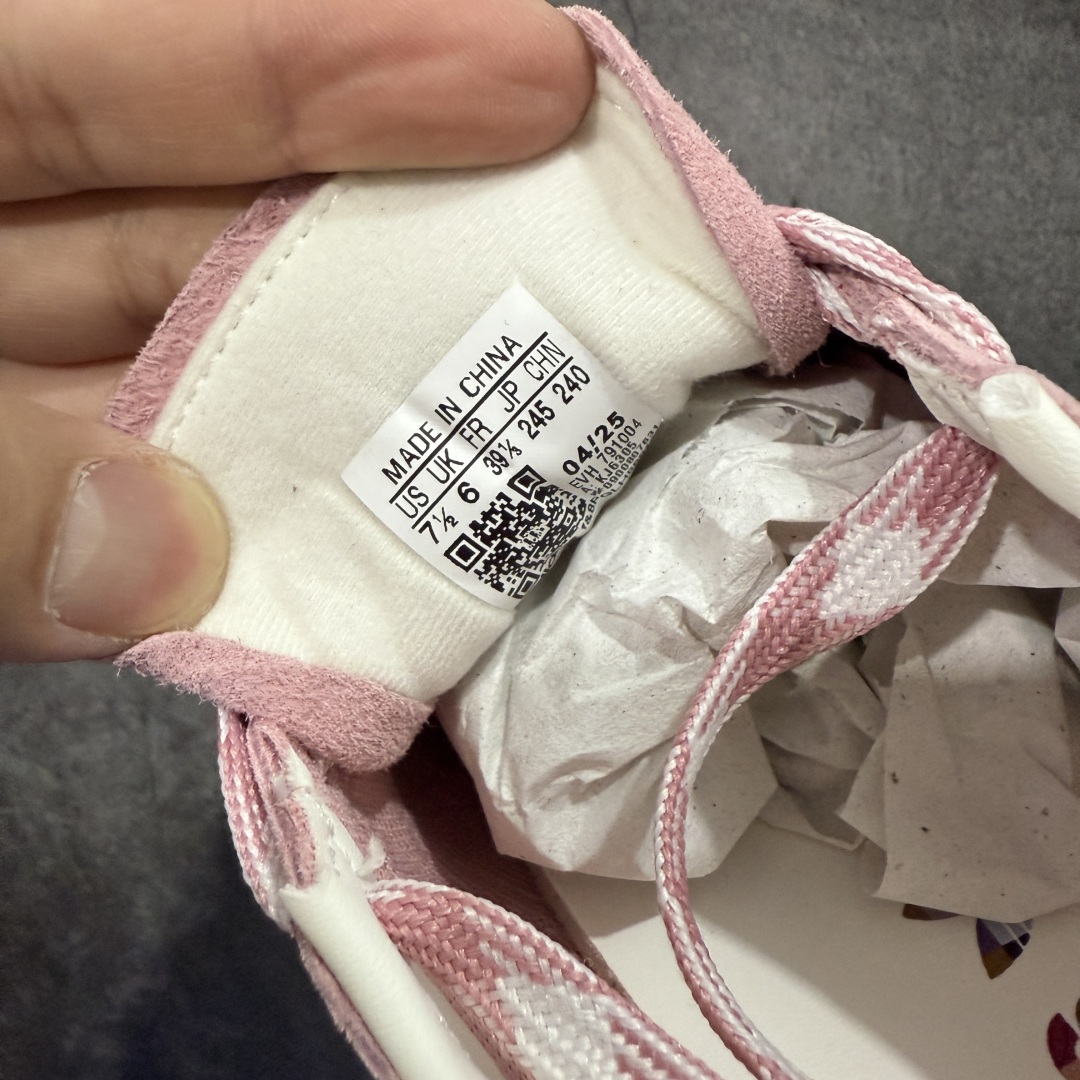 图片[7]-【XC纯原版】Adidas Handball Spezial 阿迪达斯经典款牛皮复古休闲板鞋 粉白生胶 KJ6305 原厂原档案开发出品 皮料切割干净无任何毛边 鞋型细节完美 超高清洁度 原材料打 市场第一梯队版本 尺码：35 36 36.5 37 38 38.5 39 40-选品中心