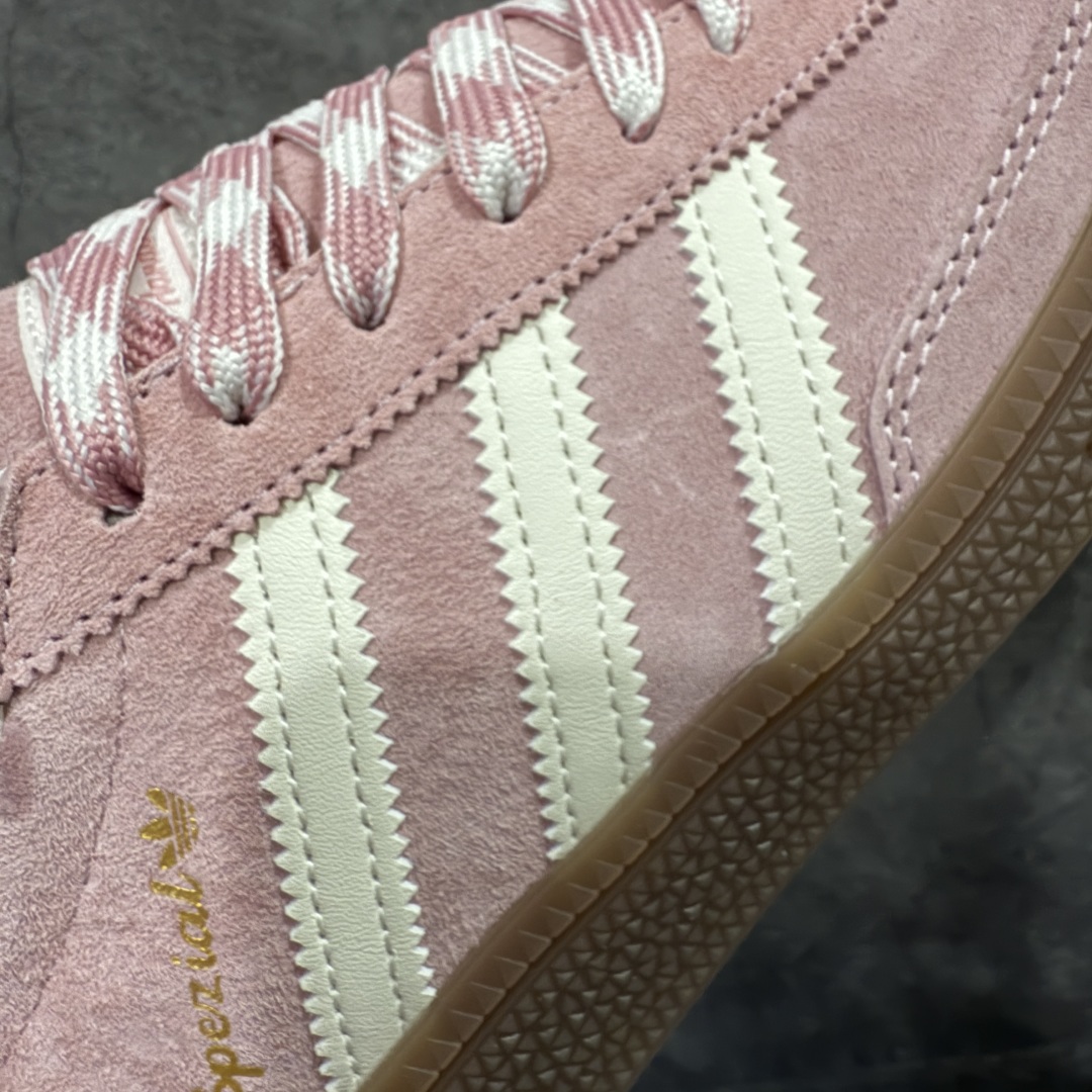 图片[4]-【XC纯原版】Adidas Handball Spezial 阿迪达斯经典款牛皮复古休闲板鞋 粉白生胶 KJ6305 原厂原档案开发出品 皮料切割干净无任何毛边 鞋型细节完美 超高清洁度 原材料打 市场第一梯队版本 尺码：35 36 36.5 37 38 38.5 39 40-选品中心