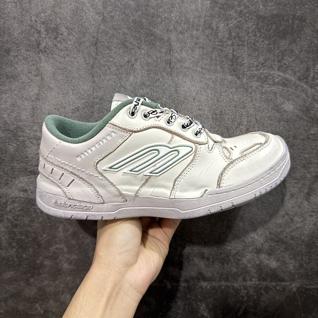 【OK纯原版】Balenciaga Hamptons Worn-Out 巴黎世家十八18代 涤纶(聚酯纤维)牛皮革 圆头系带 低帮 生活休闲鞋板鞋 全套原纸板楦头开发 最原汁原味的灵魂版型 全鞋荧光划线卡点 胶水把控整洁度追求极致完美 每一双都是工艺品 多重QC质检 超越公司货的品控标准 实实在在的免检产品 原盒原配 正确字体电绣 粗细、位置、大小正确 侧边TPU 透气孔匹配意产原版 正确分离大底 TPU软底 原版一致大底LOGO 立体感十足 原厂皮料水洗做旧 采购原厂网纱 偏大一码 尺码:35 36 37 38 39 40 41 42 43 44 45 46-选品中心