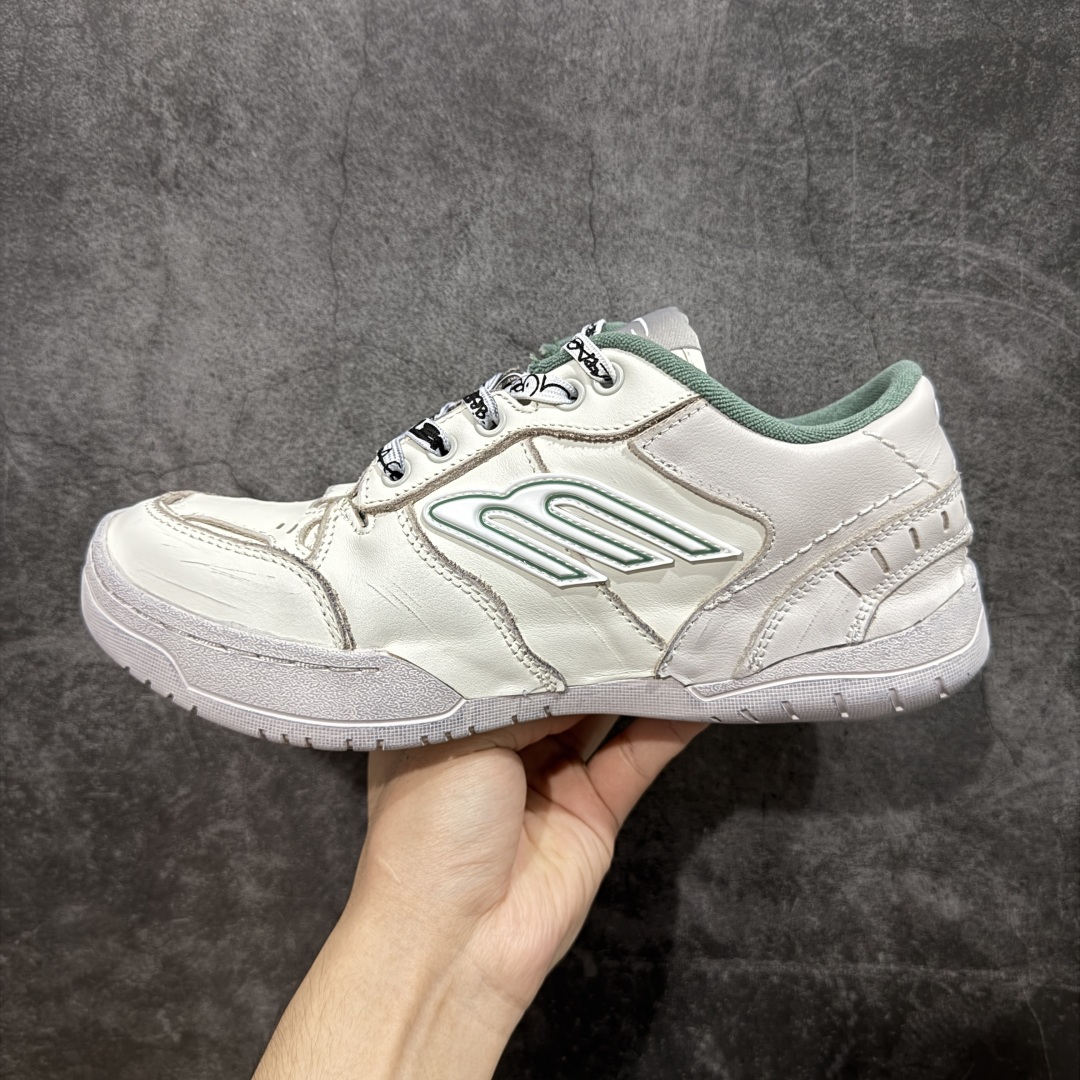 图片[2]-【OK纯原版】Balenciaga Hamptons Worn-Out 巴黎世家十八18代 涤纶（聚酯纤维）牛皮革 圆头系带 低帮 生活休闲鞋板鞋 全套原纸板楦头开发 最原汁原味的灵魂版型 全鞋荧光划线卡点 胶水把控整洁度追求极致完美 每一双都是工艺品 多重QC质检 超越公司货的品控标准 实实在在的免检产品 原盒原配 正确字体电绣 粗细、位置、大小正确 侧边TPU 透气孔匹配意产原版 正确分离大底 TPU软底 原版一致大底LOGO 立体感十足 原厂皮料水洗做旧 采购原厂网纱 偏大一码 尺码：35 36 37 38 39 40 41 42 43 44 45 46-选品中心