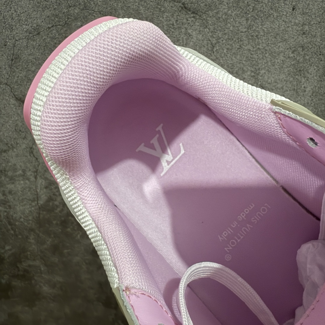 图片[8]-【专柜版/海淘代购版】 现货当天可取 LV Trainer系列高奢运动鞋 白粉 新款芯片顶级 潮人必备单品 同步ZP官网空胶工艺 鞋舌、挂饰均镶嵌NFC芯片感应装置 正确胶片断点式设计 中底正确还原原版油印字母比例 1：1原楦格板、楦头、刀磨全新升级！ 独家订制顶级压纹麂皮 原版开模TPU大底 质感原版一致 垫脚聚米微料加透气英伦网布 披靡市场任何版本！细节完美呈现！ 代购指定版本 全新升级最新双盒包装 扫码秒进官网！ 全套包装配件同比原版 尺码： 35-40-选品中心