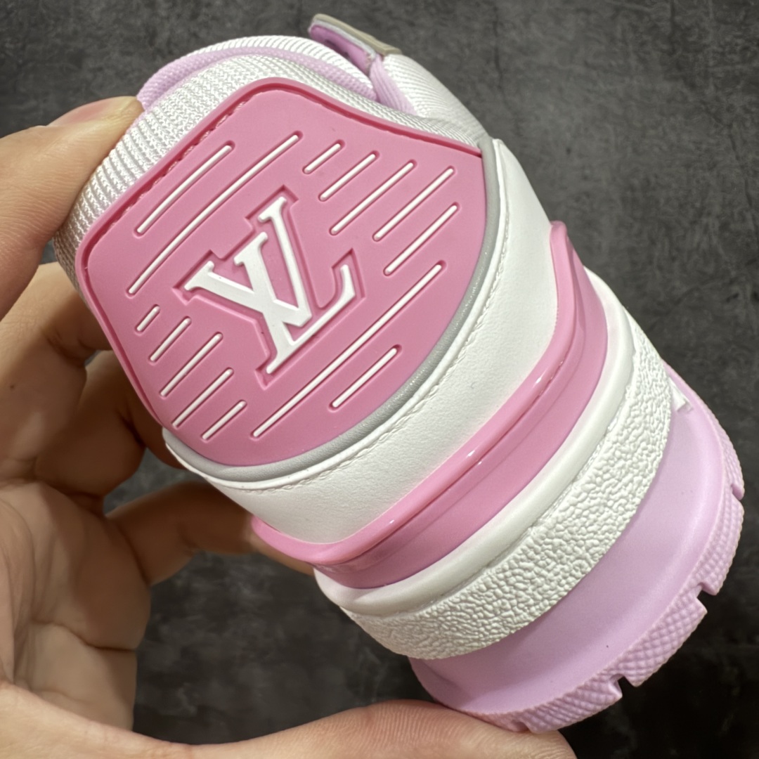 图片[2]-【专柜版/海淘代购版】 现货当天可取 LV Trainer系列高奢运动鞋 白粉 新款芯片顶级 潮人必备单品 同步ZP官网空胶工艺 鞋舌、挂饰均镶嵌NFC芯片感应装置 正确胶片断点式设计 中底正确还原原版油印字母比例 1：1原楦格板、楦头、刀磨全新升级！ 独家订制顶级压纹麂皮 原版开模TPU大底 质感原版一致 垫脚聚米微料加透气英伦网布 披靡市场任何版本！细节完美呈现！ 代购指定版本 全新升级最新双盒包装 扫码秒进官网！ 全套包装配件同比原版 尺码： 35-40-选品中心