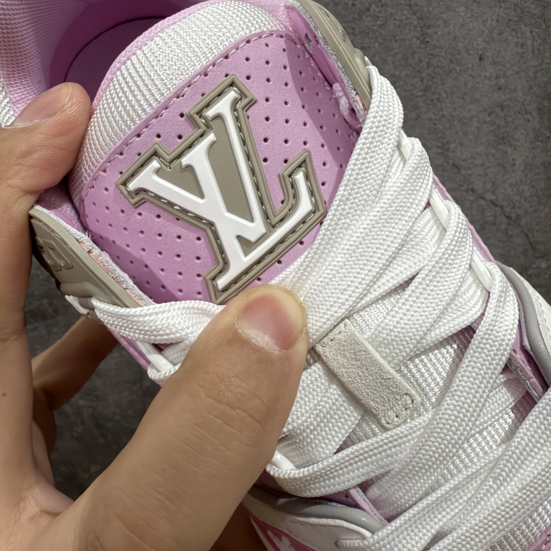 图片[6]-【专柜版/海淘代购版】 现货当天可取 LV Trainer系列高奢运动鞋 白粉 新款芯片顶级 潮人必备单品 同步ZP官网空胶工艺 鞋舌、挂饰均镶嵌NFC芯片感应装置 正确胶片断点式设计 中底正确还原原版油印字母比例 1：1原楦格板、楦头、刀磨全新升级！ 独家订制顶级压纹麂皮 原版开模TPU大底 质感原版一致 垫脚聚米微料加透气英伦网布 披靡市场任何版本！细节完美呈现！ 代购指定版本 全新升级最新双盒包装 扫码秒进官网！ 全套包装配件同比原版 尺码： 35-40-选品中心