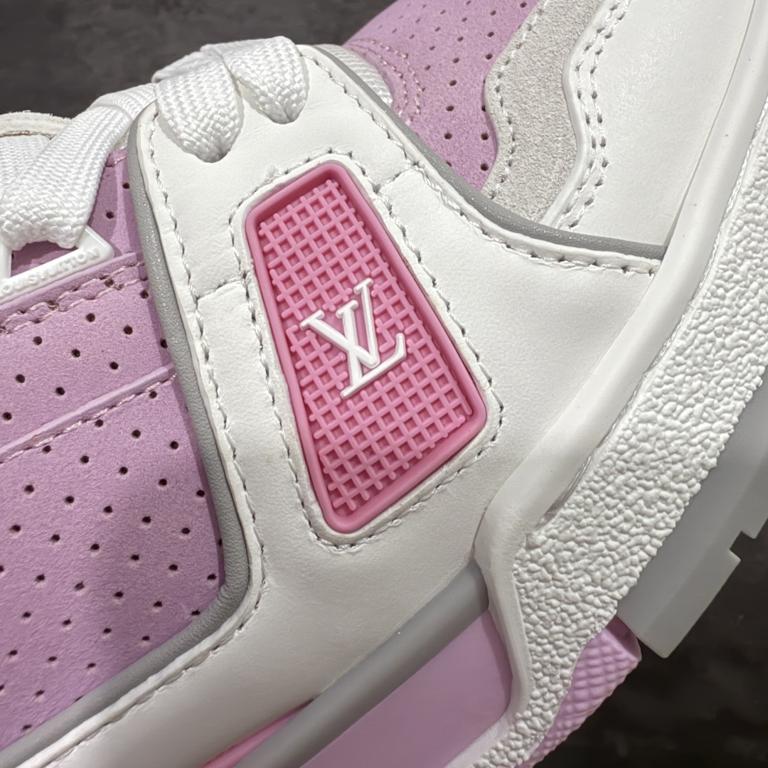 图片[4]-【专柜版/海淘代购版】 现货当天可取 LV Trainer系列高奢运动鞋 白粉 新款芯片顶级 潮人必备单品 同步ZP官网空胶工艺 鞋舌、挂饰均镶嵌NFC芯片感应装置 正确胶片断点式设计 中底正确还原原版油印字母比例 1：1原楦格板、楦头、刀磨全新升级！ 独家订制顶级压纹麂皮 原版开模TPU大底 质感原版一致 垫脚聚米微料加透气英伦网布 披靡市场任何版本！细节完美呈现！ 代购指定版本 全新升级最新双盒包装 扫码秒进官网！ 全套包装配件同比原版 尺码： 35-40-选品中心