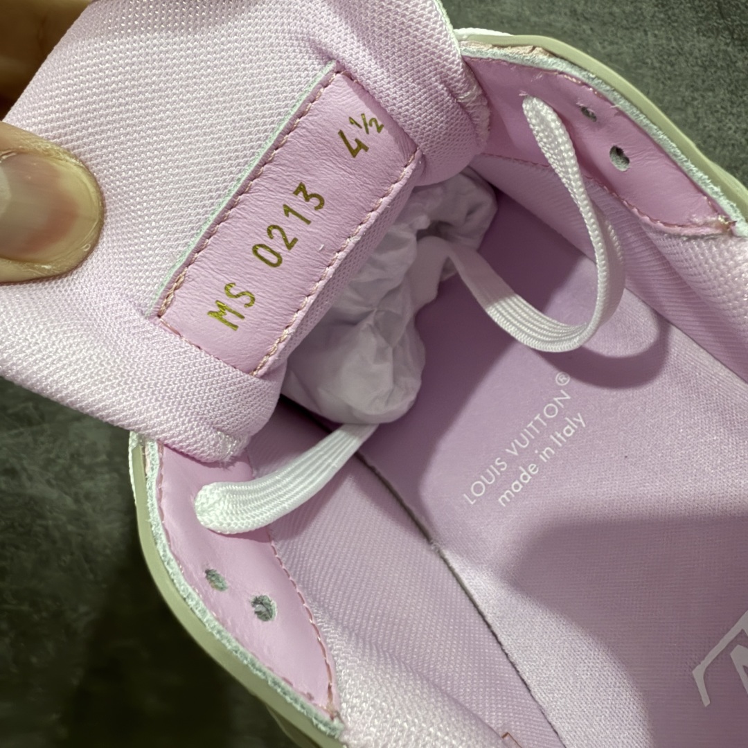 图片[7]-【专柜版/海淘代购版】 现货当天可取 LV Trainer系列高奢运动鞋 白粉 新款芯片顶级 潮人必备单品 同步ZP官网空胶工艺 鞋舌、挂饰均镶嵌NFC芯片感应装置 正确胶片断点式设计 中底正确还原原版油印字母比例 1：1原楦格板、楦头、刀磨全新升级！ 独家订制顶级压纹麂皮 原版开模TPU大底 质感原版一致 垫脚聚米微料加透气英伦网布 披靡市场任何版本！细节完美呈现！ 代购指定版本 全新升级最新双盒包装 扫码秒进官网！ 全套包装配件同比原版 尺码： 35-40-选品中心