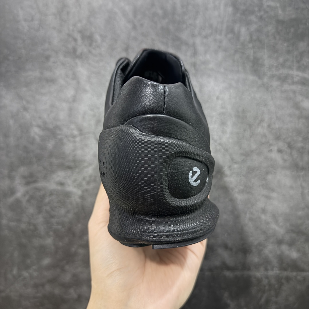 图片[4]-【渠道版】Ecco爱步健步系列牛皮透气低帮休闲运动鞋 15周年限定 纯黑色 渠道正单 非市场流通版本 配件齐全同步官方 配置全部拉满 独立私模开发 非市场通用大底 可对比细节字体 卡色多次校对无任何色差 头层纳帕软皮 裁片冲孔清洁度高 版型非常正 后跟 鞋头 鞋口 鞋舌整体弧度都基本与原版没差距 定制刺绣鞋带 手提袋 配件盒 官方一致 充正无压力 官方大2k+ 这里帮您省钱 尺码：39-45-选品中心