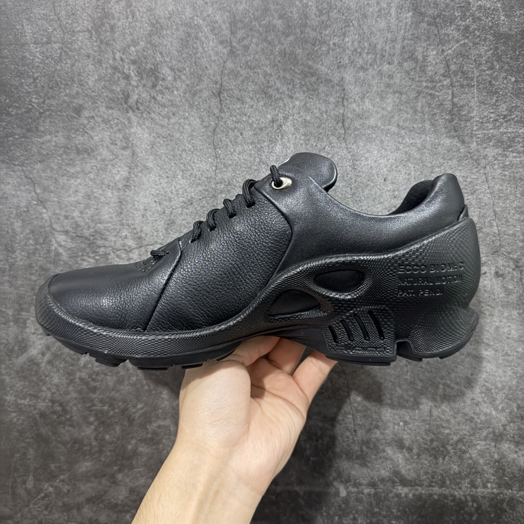 图片[2]-【渠道版】Ecco爱步健步系列牛皮透气低帮休闲运动鞋 15周年限定 纯黑色 渠道正单 非市场流通版本 配件齐全同步官方 配置全部拉满 独立私模开发 非市场通用大底 可对比细节字体 卡色多次校对无任何色差 头层纳帕软皮 裁片冲孔清洁度高 版型非常正 后跟 鞋头 鞋口 鞋舌整体弧度都基本与原版没差距 定制刺绣鞋带 手提袋 配件盒 官方一致 充正无压力 官方大2k+ 这里帮您省钱 尺码：39-45-选品中心