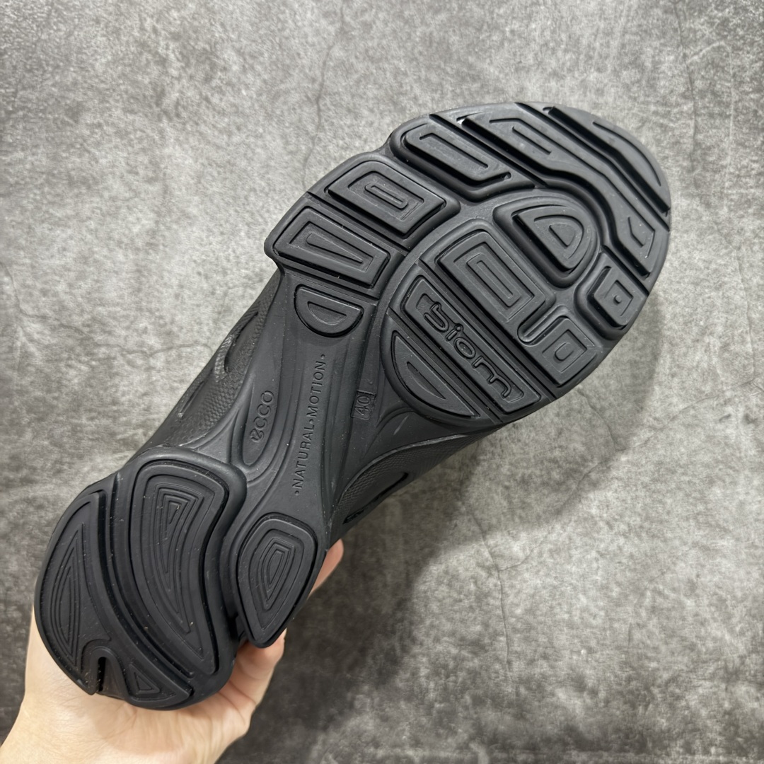 图片[9]-【渠道版】Ecco爱步健步系列牛皮透气低帮休闲运动鞋 15周年限定 纯黑色 渠道正单 非市场流通版本 配件齐全同步官方 配置全部拉满 独立私模开发 非市场通用大底 可对比细节字体 卡色多次校对无任何色差 头层纳帕软皮 裁片冲孔清洁度高 版型非常正 后跟 鞋头 鞋口 鞋舌整体弧度都基本与原版没差距 定制刺绣鞋带 手提袋 配件盒 官方一致 充正无压力 官方大2k+ 这里帮您省钱 尺码：39-45-选品中心