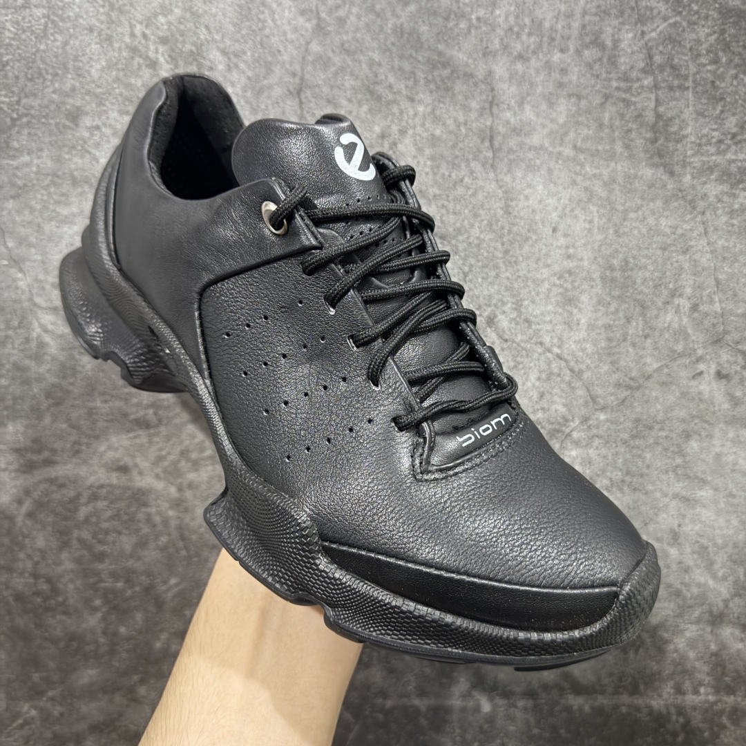 图片[3]-【渠道版】Ecco爱步健步系列牛皮透气低帮休闲运动鞋 15周年限定 纯黑色 渠道正单 非市场流通版本 配件齐全同步官方 配置全部拉满 独立私模开发 非市场通用大底 可对比细节字体 卡色多次校对无任何色差 头层纳帕软皮 裁片冲孔清洁度高 版型非常正 后跟 鞋头 鞋口 鞋舌整体弧度都基本与原版没差距 定制刺绣鞋带 手提袋 配件盒 官方一致 充正无压力 官方大2k+ 这里帮您省钱 尺码：39-45-选品中心