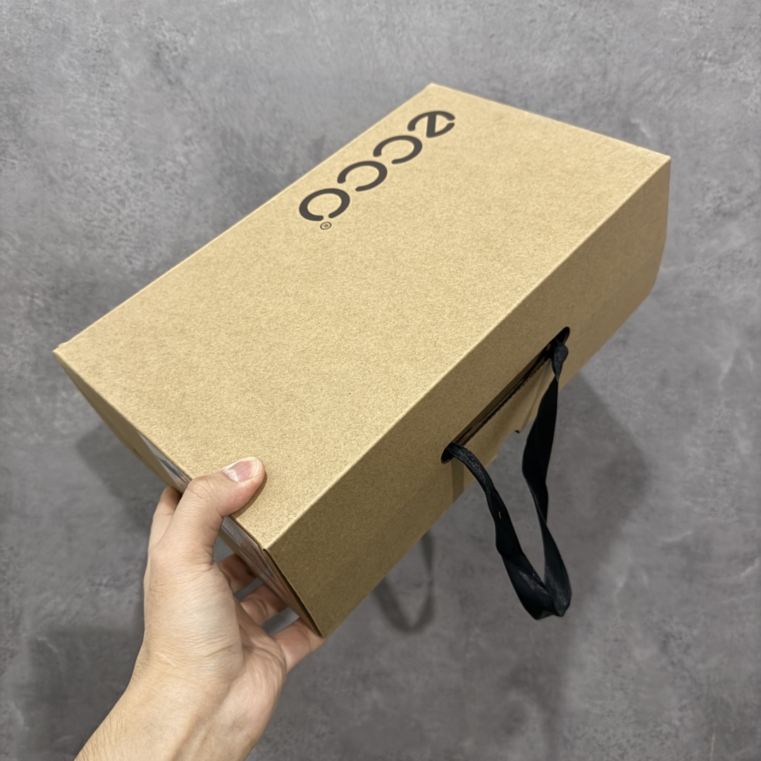 图片[15]-【渠道版】Ecco爱步健步系列牛皮透气低帮休闲运动鞋 15周年限定 纯黑色 渠道正单 非市场流通版本 配件齐全同步官方 配置全部拉满 独立私模开发 非市场通用大底 可对比细节字体 卡色多次校对无任何色差 头层纳帕软皮 裁片冲孔清洁度高 版型非常正 后跟 鞋头 鞋口 鞋舌整体弧度都基本与原版没差距 定制刺绣鞋带 手提袋 配件盒 官方一致 充正无压力 官方大2k+ 这里帮您省钱 尺码：39-45-选品中心