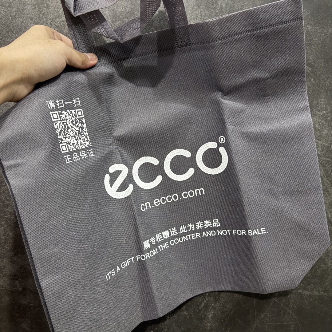 图片[11]-【渠道版】Ecco爱步健步系列牛皮透气低帮休闲运动鞋 15周年限定 纯黑色 渠道正单 非市场流通版本 配件齐全同步官方 配置全部拉满 独立私模开发 非市场通用大底 可对比细节字体 卡色多次校对无任何色差 头层纳帕软皮 裁片冲孔清洁度高 版型非常正 后跟 鞋头 鞋口 鞋舌整体弧度都基本与原版没差距 定制刺绣鞋带 手提袋 配件盒 官方一致 充正无压力 官方大2k+ 这里帮您省钱 尺码：39-45-选品中心