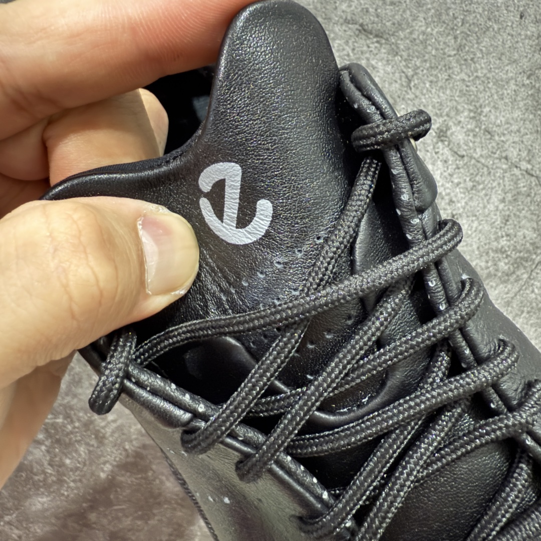 图片[7]-【渠道版】Ecco爱步健步系列牛皮透气低帮休闲运动鞋 15周年限定 纯黑色 渠道正单 非市场流通版本 配件齐全同步官方 配置全部拉满 独立私模开发 非市场通用大底 可对比细节字体 卡色多次校对无任何色差 头层纳帕软皮 裁片冲孔清洁度高 版型非常正 后跟 鞋头 鞋口 鞋舌整体弧度都基本与原版没差距 定制刺绣鞋带 手提袋 配件盒 官方一致 充正无压力 官方大2k+ 这里帮您省钱 尺码：39-45-选品中心