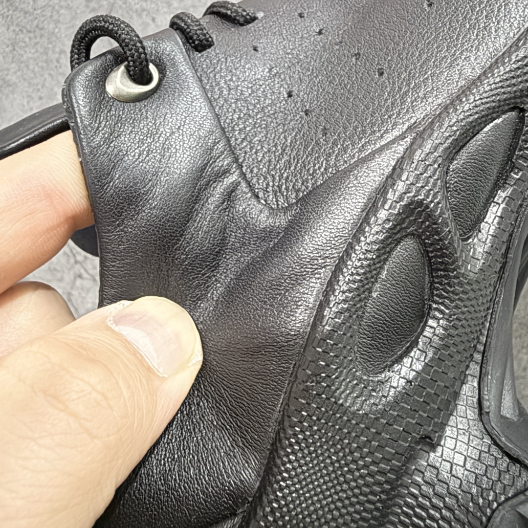 图片[4]-【渠道版】Ecco爱步健步系列牛皮透气低帮休闲运动鞋 15周年限定 纯黑色 渠道正单 非市场流通版本 配件齐全同步官方 配置全部拉满 独立私模开发 非市场通用大底 可对比细节字体 卡色多次校对无任何色差 头层纳帕软皮 裁片冲孔清洁度高 版型非常正 后跟 鞋头 鞋口 鞋舌整体弧度都基本与原版没差距 定制刺绣鞋带 手提袋 配件盒 官方一致 充正无压力 官方大2k+ 这里帮您省钱 尺码：39-45-选品中心