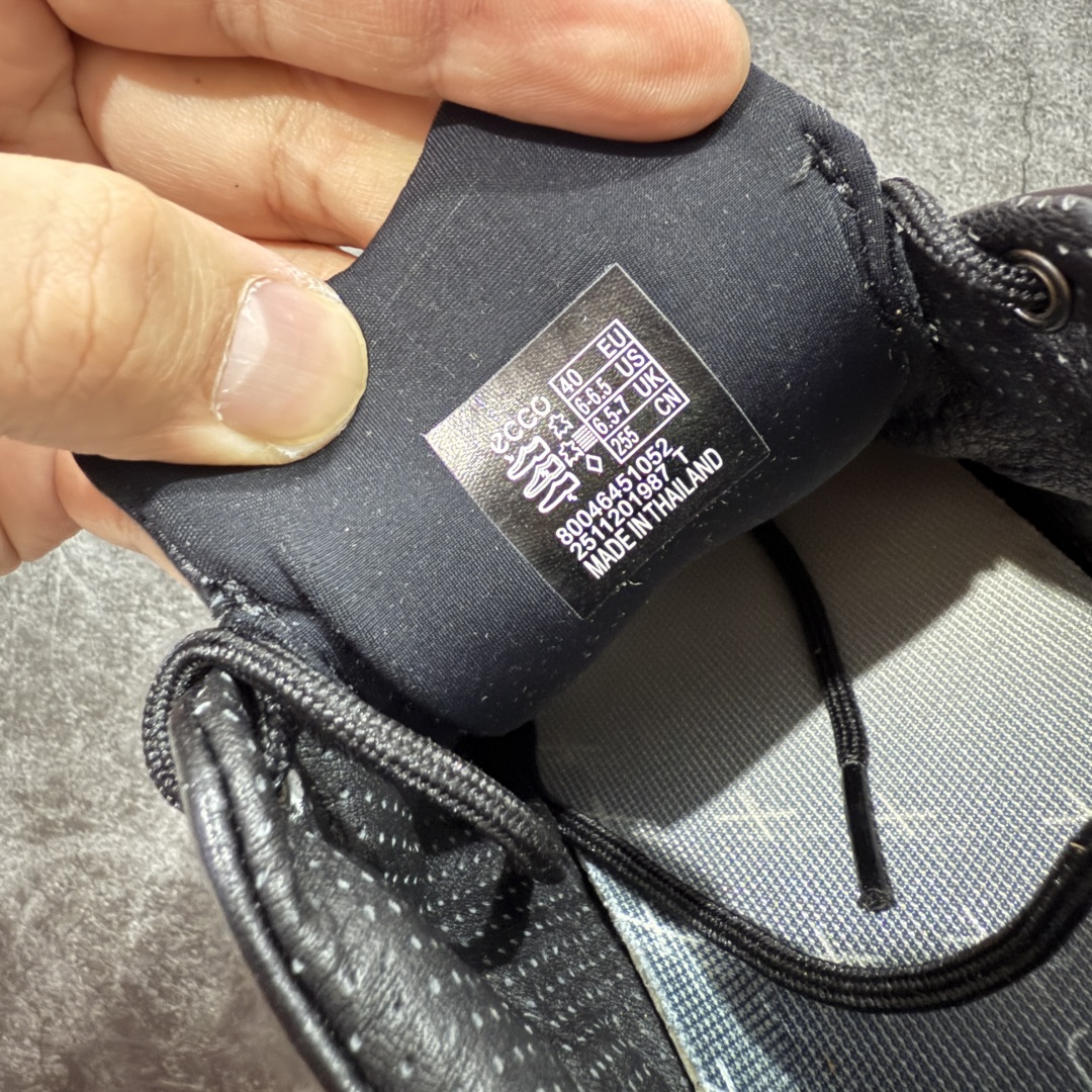 图片[8]-【渠道版】Ecco爱步健步系列牛皮透气低帮休闲运动鞋 15周年限定 纯黑色 渠道正单 非市场流通版本 配件齐全同步官方 配置全部拉满 独立私模开发 非市场通用大底 可对比细节字体 卡色多次校对无任何色差 头层纳帕软皮 裁片冲孔清洁度高 版型非常正 后跟 鞋头 鞋口 鞋舌整体弧度都基本与原版没差距 定制刺绣鞋带 手提袋 配件盒 官方一致 充正无压力 官方大2k+ 这里帮您省钱 尺码：39-45-选品中心